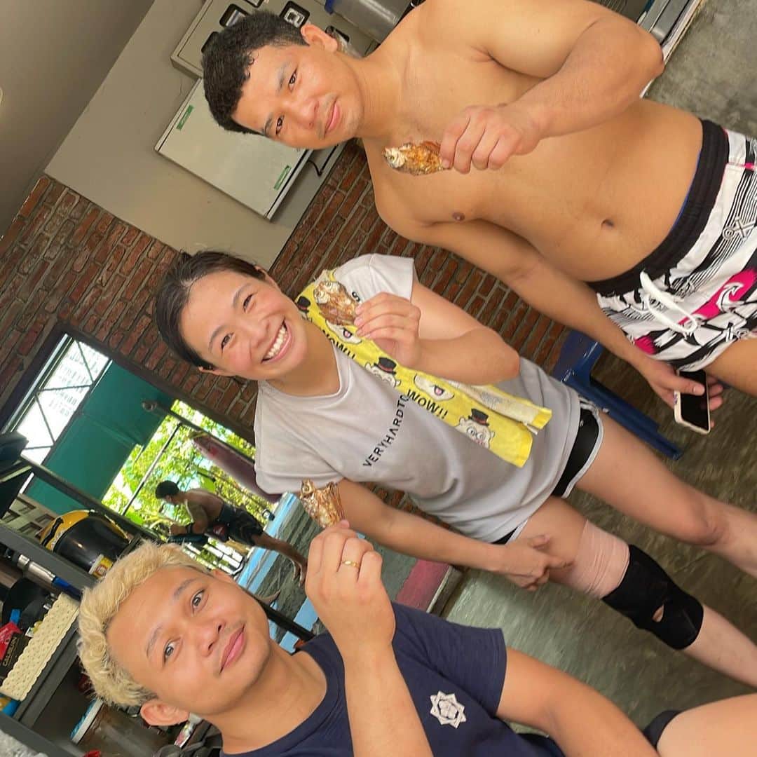 壽美のインスタグラム：「To everyone at JITTI gym. Thank you very much for 1 months🙏🏽Thank you to everyone, I was able to training very well every day. I learned a lot. And everyone was so kind to me. The happiest thing was to have met everyone at the JITTI Gym😌✨ My motivation is to win a Japanese fight and tell everyone at JITTI Gym that "I won"🔥  1カ月本当にありがとうございました まず感じたことは、自分がまだまだまだまだだ！ってこと、 私の実力が何も通用しなくて、何度も効かされてダウンして、毎日とても悔しかったです。そして、体の強さも体力もまだまだすぎて、毎日練習ついていくのに必死でした。 弱弱な私なのに、毎日毎日たくさんのことを教え続けてくれて、 「いまきついことをすれば、試合で勝てる！！」って 力強い言葉をかけてくださって 練習はきつかったけど、 みんなの優しさのおかげで、 毎日頑張れました。 時には、夜メッセージくれて励ましてくれたり、私のことをファミリーって言ってくれたり、たくさん温かい言葉をくれました。痛いところがある時はマッサージしてくれて、 みんなの、優しい心に 何度も救われたし、 元気をもらいました。 練習中は厳しいけど、 面白くて、愉快で、優しくて、温かい そんなJITTIジムのみんなが大好きです！！みんなと出会えた私は幸せ者です。 復帰戦勝って、勝利の報告することが、モチベーションになりました！！ タイで学んだこと、肌で感じたことをいかして 毎日1分1秒大切に、努力を重ねます。 とっても貴重な体験、素晴らしい出会いを 本当にありがとうございました。  ※タグつけ20人以上つけられないルールを知ったので、分けて、2回同じ投稿です。」