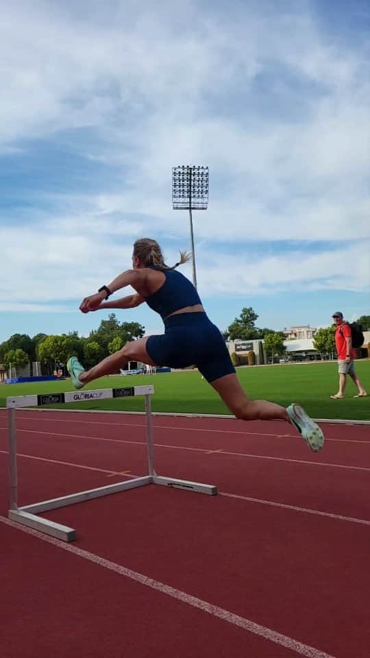 メッテ・グラスゴワールのインスタグラム：「Favorite session - First hurdle session of the training camp went well 🚧🏃🏼‍♀️ #speedendurance #hurdles #goodvibes #workinprogress」