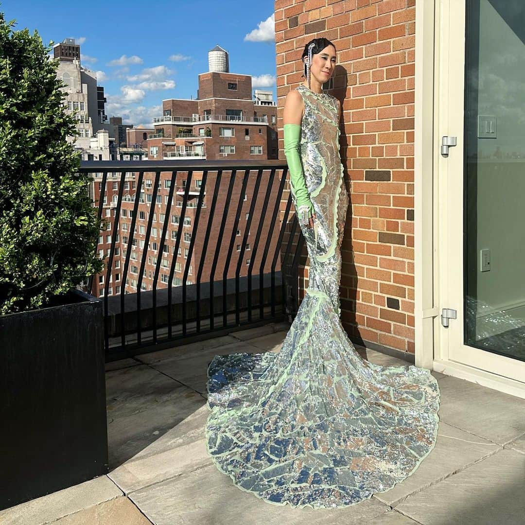 エヴァ・チェンのインスタグラム：「@mrkimjones @fendi, it was an honor to wear this divine gown! Thank you for making my Ariel dreams come true!! 💚🧜🏼‍♀️」