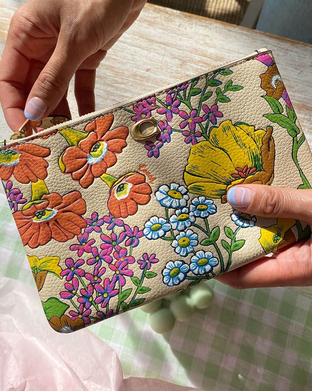 Macy'sのインスタグラム：「This #MothersDay, get mom a gift that’s as sweet as her. 💝And when you order online you can receive your gifts ASAP by choosing in-store or curbside pickup. #Gifting」