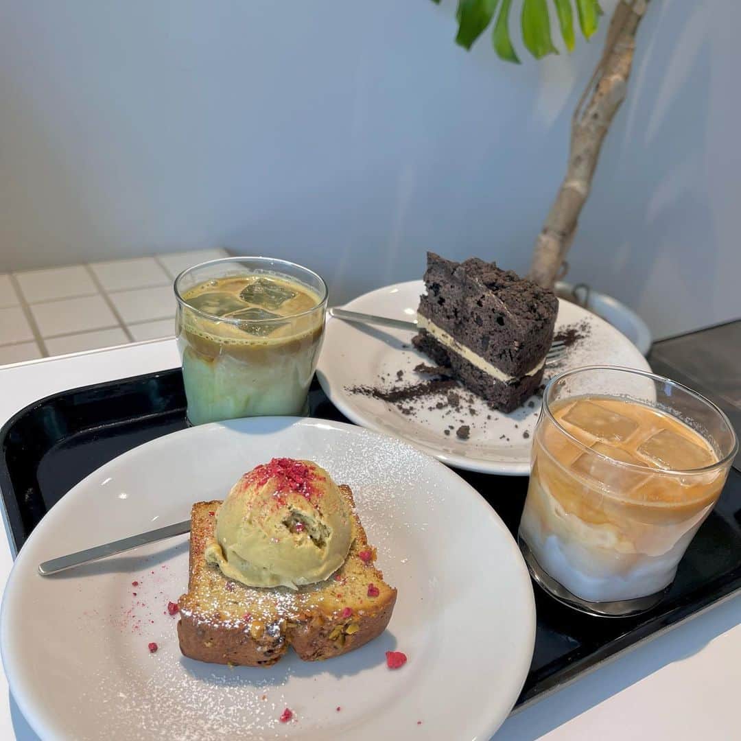 松本慈子のインスタグラム：「* 親友と気になってたカフェ行った日〜☺️☕️🍰 手前のケーキはピスタチオホリックです🫨🩵  #名古屋カフェ #栄カフェ #imomcafe  #ピスタチオホリック #愛知カフェ」