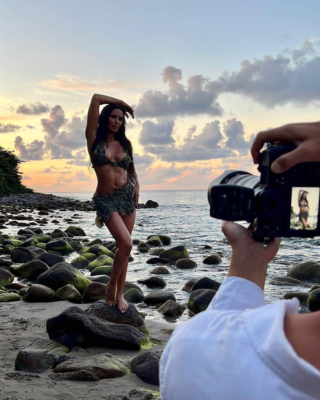 Sports Illustrated Swimsuitさんのインスタグラム写真 - (Sports Illustrated SwimsuitInstagram)「Scenes from Dominica with @padmalakshmi 📸」5月2日 22時30分 - si_swimsuit