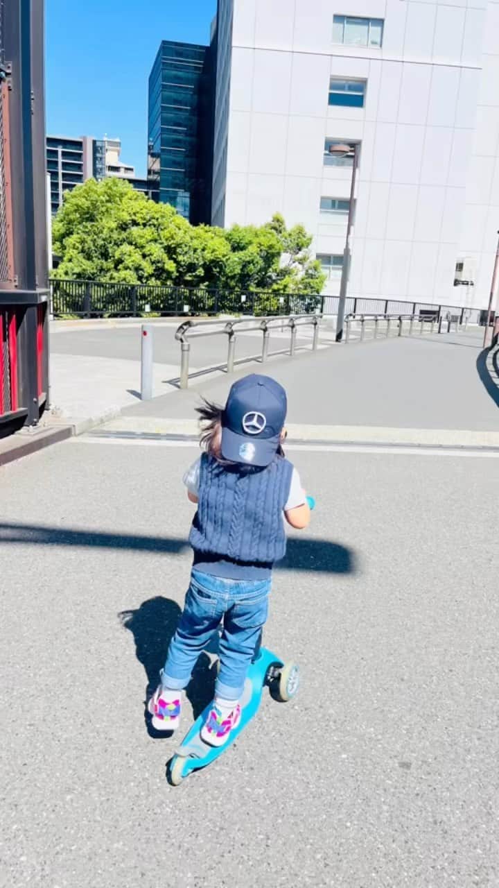 清澤恵美子のインスタグラム：「久々のキックボードの旅🛴🛴🛴 ママはお陰で久々に2万歩以上歩きました☺️🙆‍♀️ いや、走った💨 そしてママは彼の風邪菌がうつった🤧🤣ツラ。。 #キックボードの旅　#キックボード　#3歳男子　#趣味 #ベッドスポンサーがかっこよすぎて笑 #メルセデス」