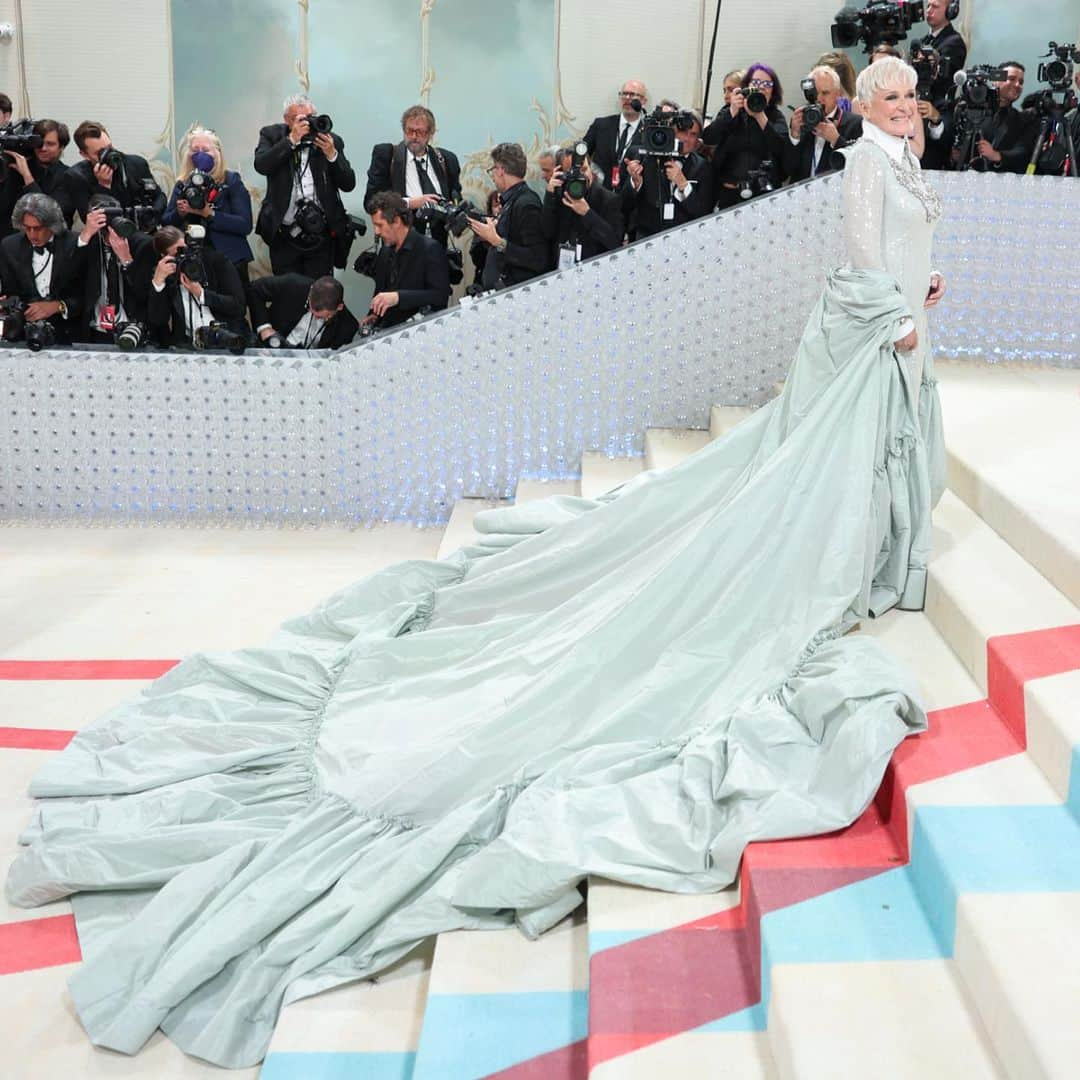 アーデムさんのインスタグラム写真 - (アーデムInstagram)「Glenn Close at last night's Met Gala, wearing a bespoke ERDEM Eau de Nil sequinned gown with crystal hand embroidery and starched cotton collar and cuffs with a taffeta cape, designed by @erdemlondon.   #GlennClose #ERDEM #MetGala #ALineOfBeauty」5月2日 22時31分 - erdem