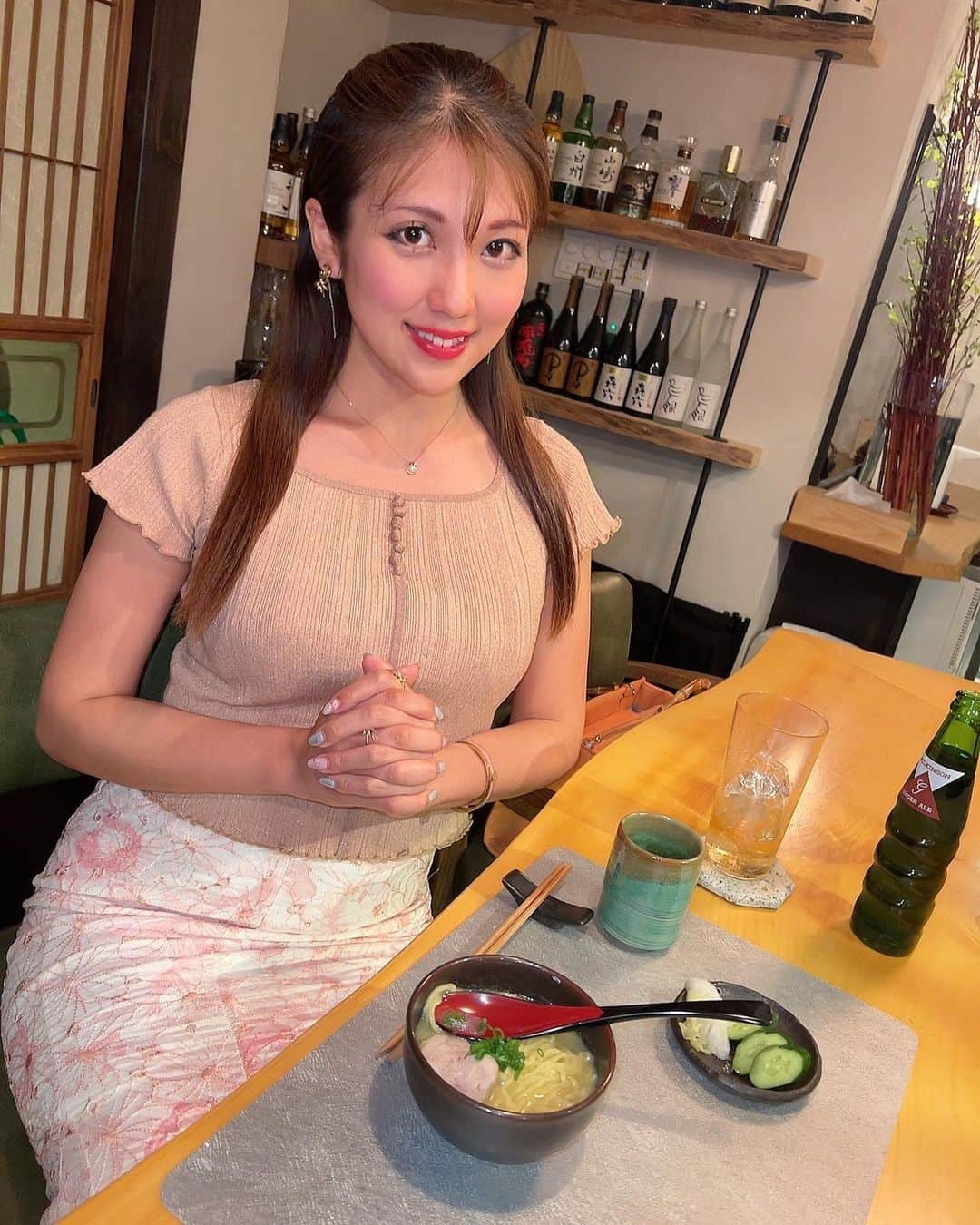 神谷麻美さんのインスタグラム写真 - (神谷麻美Instagram)「#やきとり直 で直コース食べたよ💖🐓🌈💖✨️  全部美味しすぎましたっ💖🥰🍀💖🐓💖✨️  #やりとり は、ぼんじり、レバー、ぎんなん、ささみ好き❤️✨️ 目の前で焼きたては、美味しいよね🥰💖✨️ どれ食べても美味しい🫶🥰❣️❣️✨️  鳥刺し、茶碗蒸し、クリームチーズの醤油漬け、〆のラーメンも美味しすぎるっ🥰💖✨️  デザートのジンジャーシャーベットもおいしかったぁ💖🍨💕✨️  最初から最後まで美味しかったぁ🥰💖✨️  PR @_yakitorinao_ #横浜焼き鳥 #関内グルメ #横浜グルメ巡り #横浜ディナー #関内ディナー #関内デート」5月2日 22時34分 - asamice428