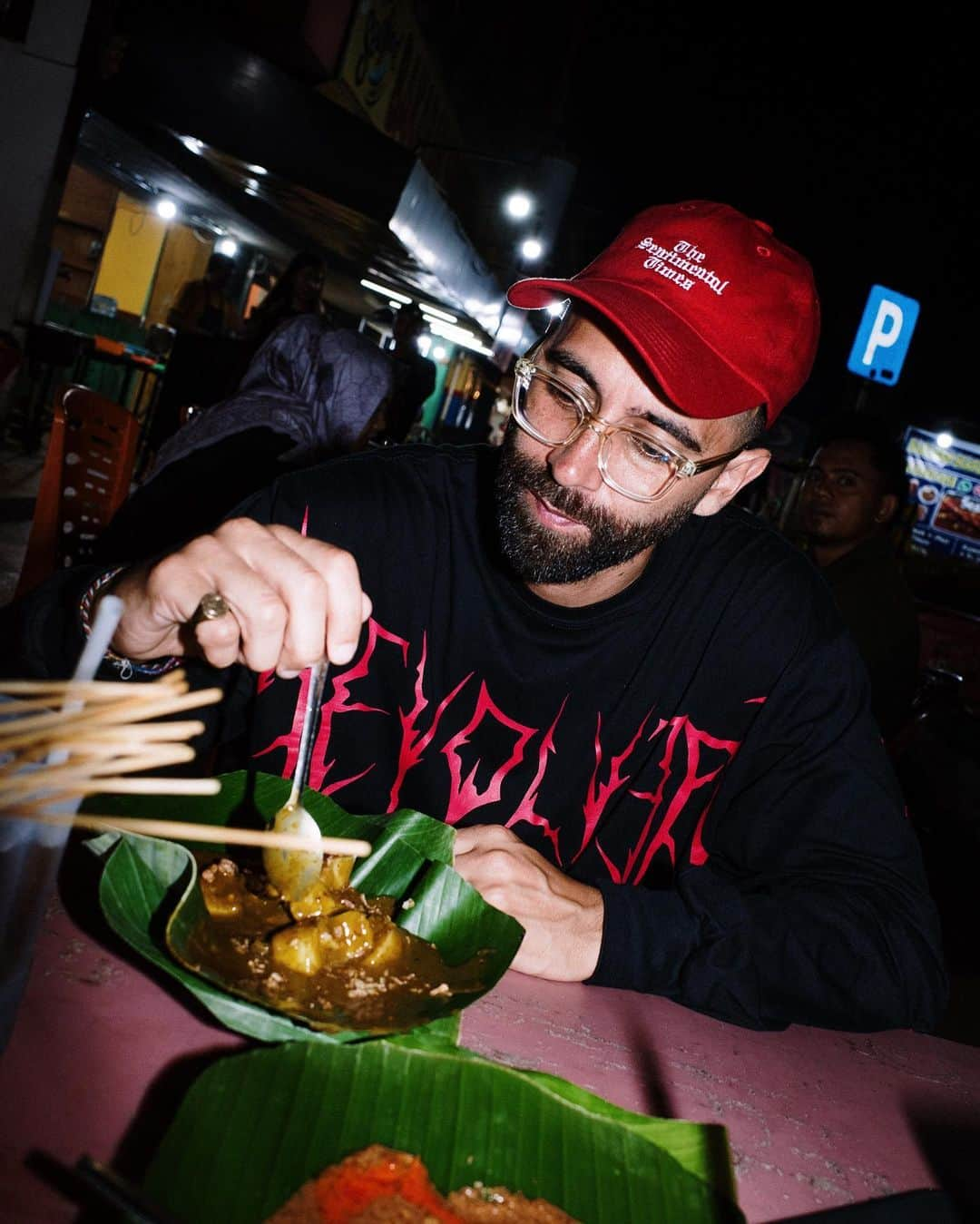 Yellow M.F. Clawさんのインスタグラム写真 - (Yellow M.F. ClawInstagram)「PEKANBARU! THIS WHOLE BIG INDO TOUR IS AS MUCH ABOUT EATING EVERYWHERE AS IT IS ABOUT PLAYING EVERYWHERE. 🫠」5月2日 22時45分 - yellowclaw