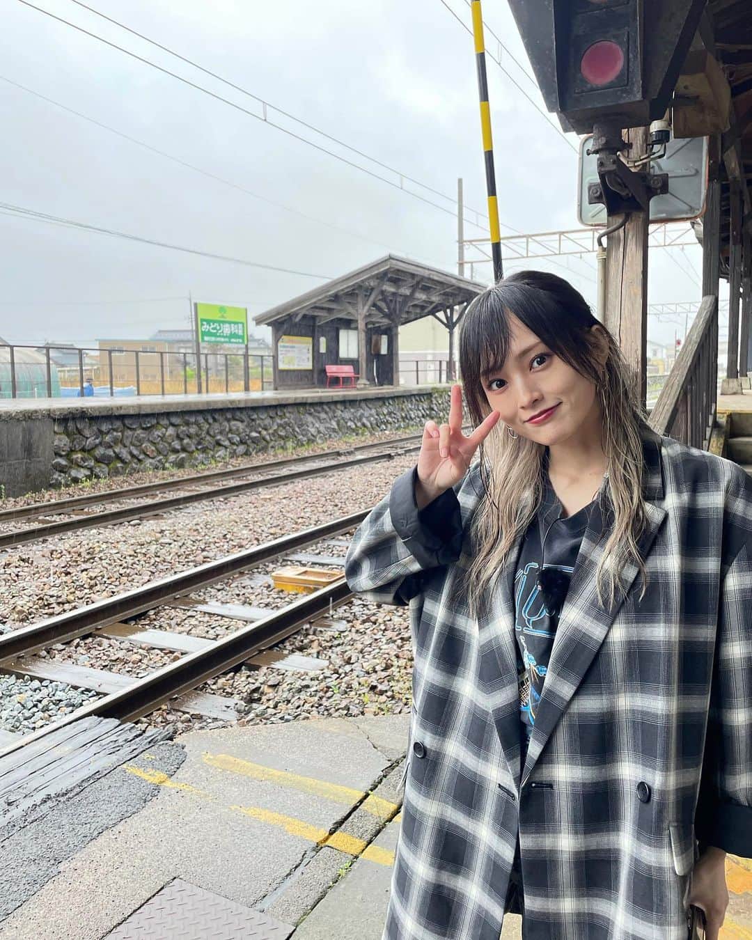 山本彩のインスタグラム：「⁡ NTV「#ヒルナンデス 」 〜ローカル線ぶらり旅 in 富山地方鉄道〜 ⁡ 2週に渡り、ご覧くださった皆様 ありがとうございました🚃！ ⁡ 雨の中のロケは大変でしたが ある意味、忘れられない旅になりました☺️(笑) ⁡」
