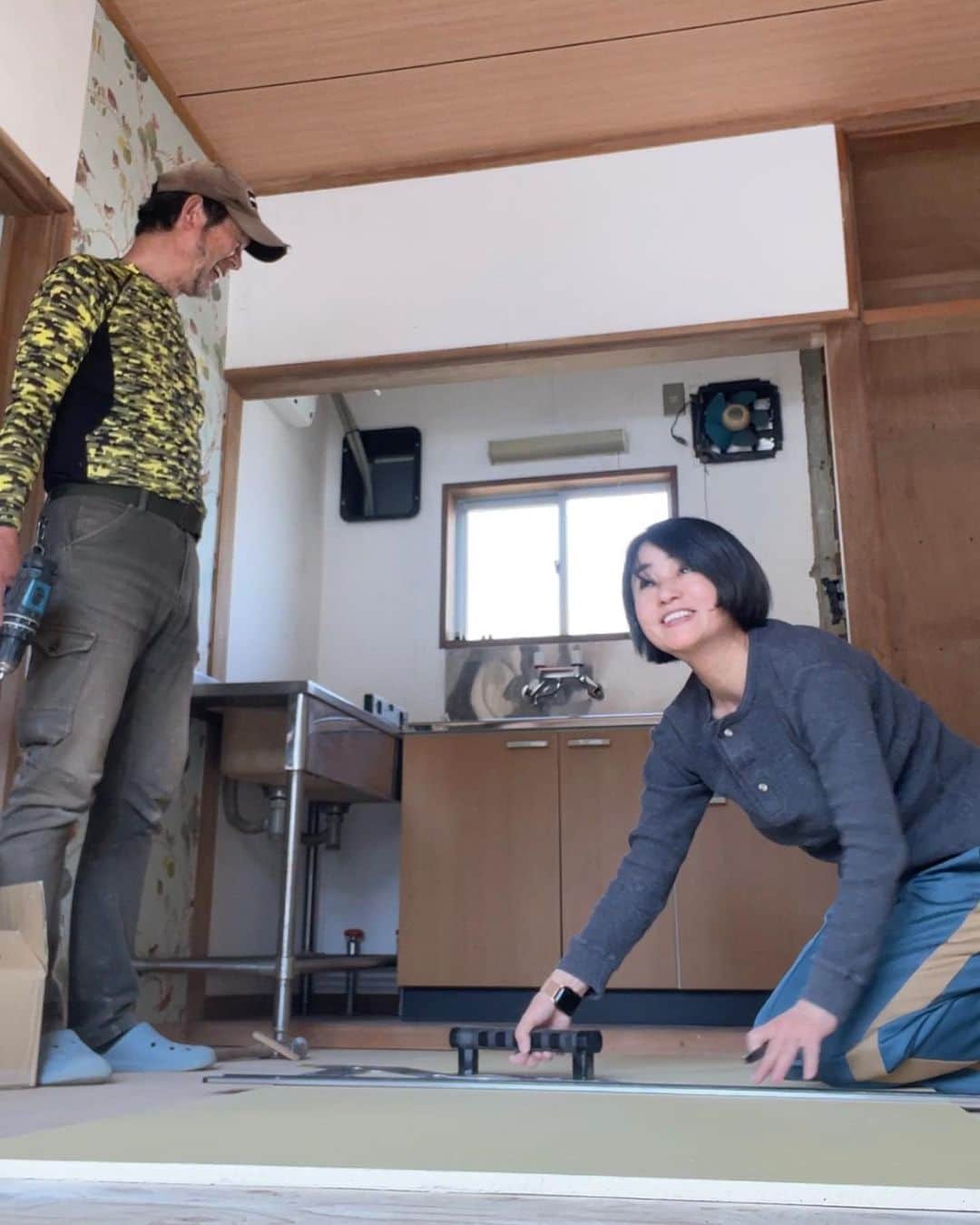 橋本志穂さんのインスタグラム写真 - (橋本志穂Instagram)「今回の軽井沢 目的たくさんあった中の一つ、 私のSNSに良く登場している「リストランテ山田さん」のお店がオープンするの❣️  山田さんはお料理のプロのご近所さん。 ご自宅によくお邪魔して 手料理をご馳走になってるので 私が勝手にリストランテ山田さんと名前付けて日記に綴っていたのですが、、、  数年前に軽井沢の駅前の和食のお店を引退してから、 今は軽井沢本通りにある シカシカっていうお店に料理を提供するお手伝いをしたりしてるのですが、、、 お店辞めてここ数年、 米粉の研究を重ねて 念願かなって 米粉パンのお店を始めることになったのです❣️  みんなが大好きな山田さん夫妻のために〜 別荘地の仲間がみんなでリフォームのお手伝い❣️ すごく楽しくて すごく嬉しい みんな、仲間思いで すっごく素敵なの❣️ 家族です🥰  米粉パンを作ってくれる律子さん、 この日は米でおにぎり🍙 3種類をたっくさん握ってくれて みんなでお昼休憩は ガーデンでピクニックみたい〜😍  登山でも仲良しチームの私たち。 隊長の浅野さんは 我が家のベランダや車庫作りの指南もしてくださった。浅野さんの一番弟子の私が 手伝わないわけには いかないよねー😉  石膏ボードをカットしたり、、 主に雑務ですが〜。 ミリ単位で寸分の狂いも無くカットできる私に師匠もちょっと感心してくれたかしら❓  小さなお店からスタートですが、 米粉にも、オイルにもこだわって 本当に美味しいパンを焼いてくれるの。 下旬にはオープンできるといいな〜😍  軽井沢レイクニュータウンの中にオープンする Riz お米って意味らしいけど、りっちゃんって呼ばれてる律子さんの名前みたいで、、 素敵なネーミングだわ〜  #軽井沢 #米粉パン #まもなくオープン #美味しいよ #きてね #diy #大工仕事」5月2日 22時45分 - shihohashimoto3