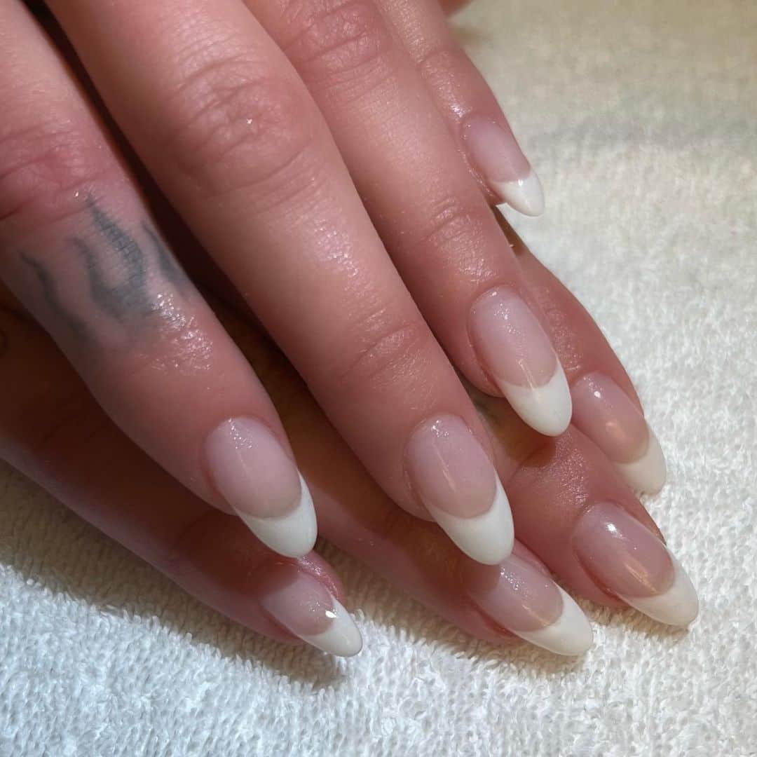 Mei Kawajiriさんのインスタグラム写真 - (Mei KawajiriInstagram)「@dualipa ‘s Met Nails are a classic “MILKY FRENCH” ❤️ 💕🎀 #Metgala2023  using @essie care and colour    step1: apply one coat of shade (ballet slippers)   step2: use shade (blanc) for French tip one coat step3: apply one last coat of shade (ballet slipper) over the whole nail bed for the milky look 🥛」5月2日 22時42分 - nailsbymei
