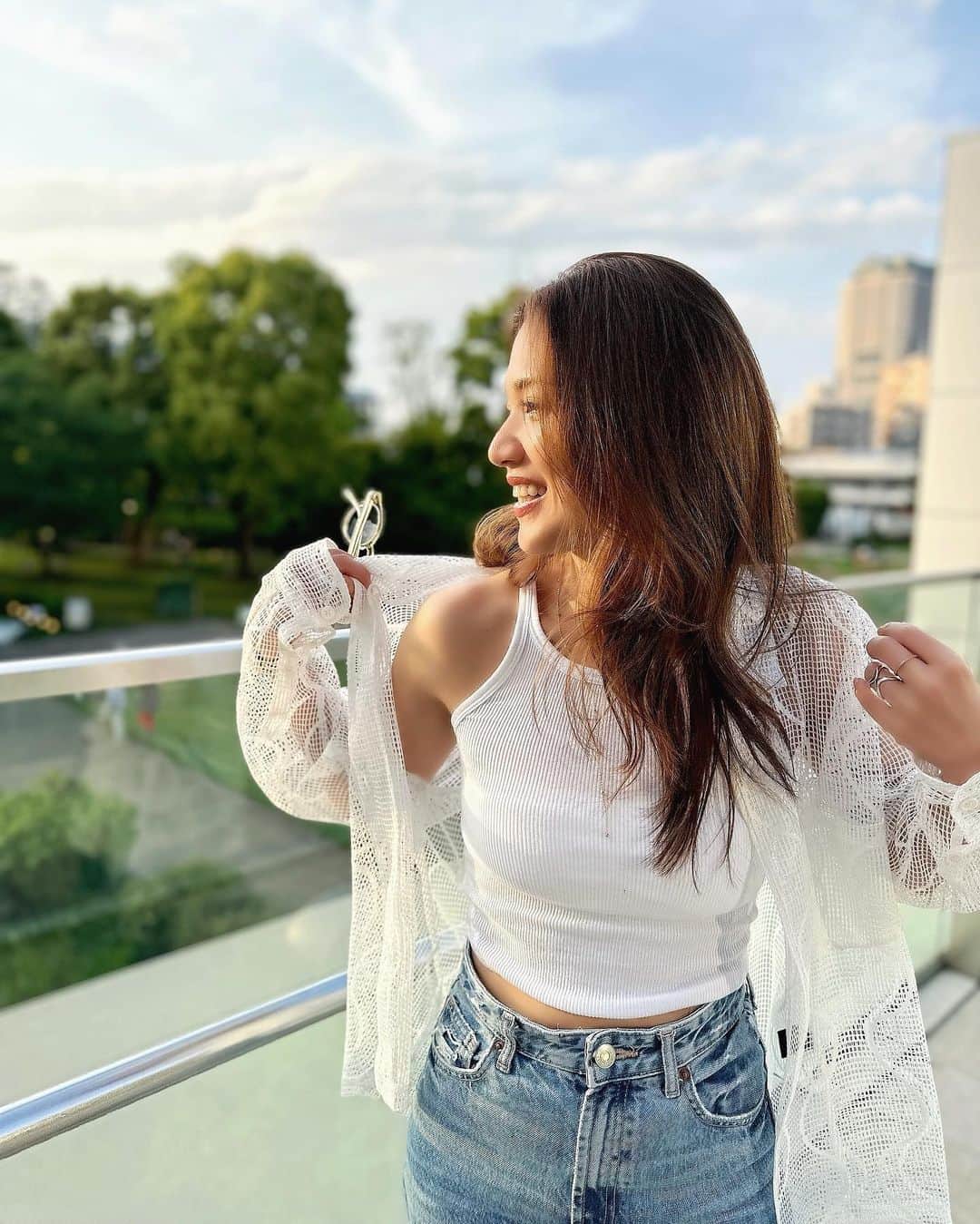のインスタグラム：「🤍🧩  ジャストサイズ以上 ぴったぴたのトップスが夏の定番🏄‍♀️ 金太郎のような（なんて古い言い回し） 可愛い形のタンクトップ♡ と。 実家のカーテンのような生地のシャツがツボです🤍  tank top : @ragandbone  shirt : @unused_inc   _____________________________  #love #life #loveislove  #fashion #ootd #summer」