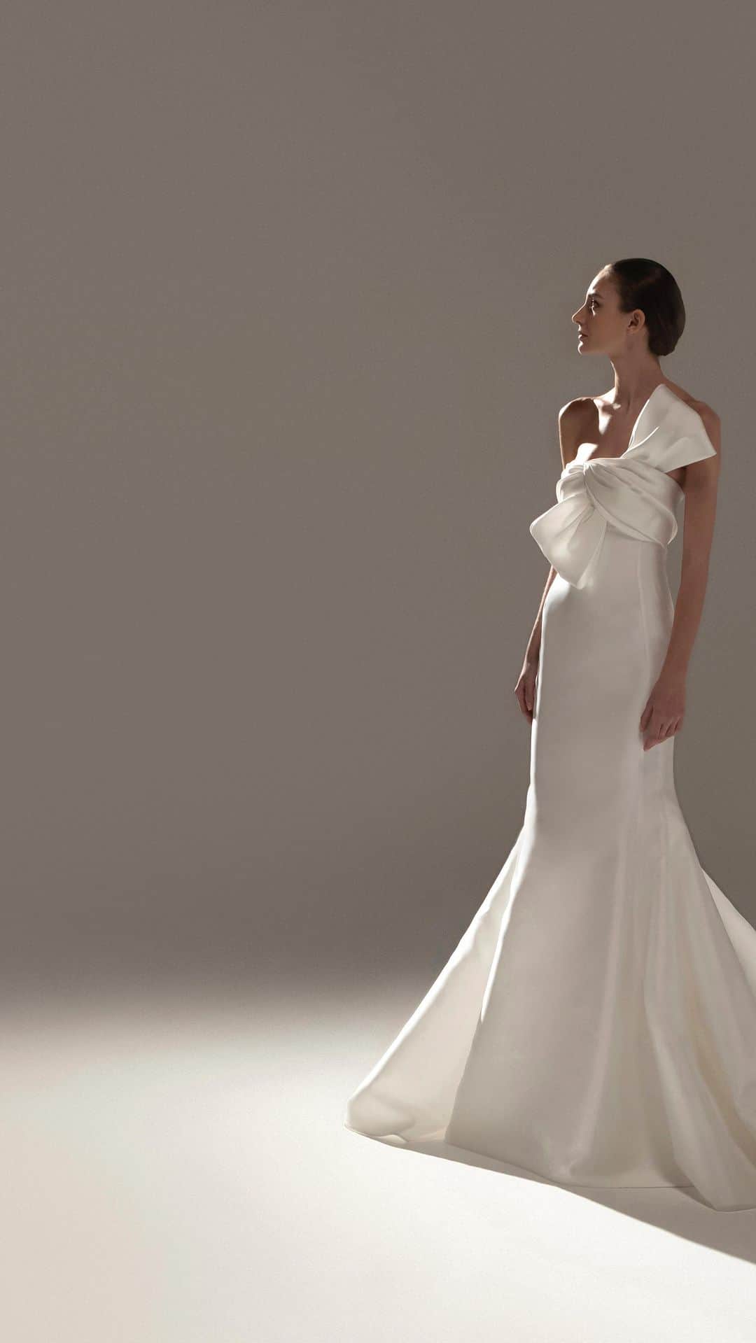 ステファンローランのインスタグラム：「UN PLUS UNE   Tie the knot in a full length mikado dress with a built-in bustier and draped bow.  EPURE  A capsule line of 10 bridal gowns available in the Parisian showroom of Stéphane Rolland and partner stores all around the world.   #StephaneRolland #Bridal #WeddingInspiration」