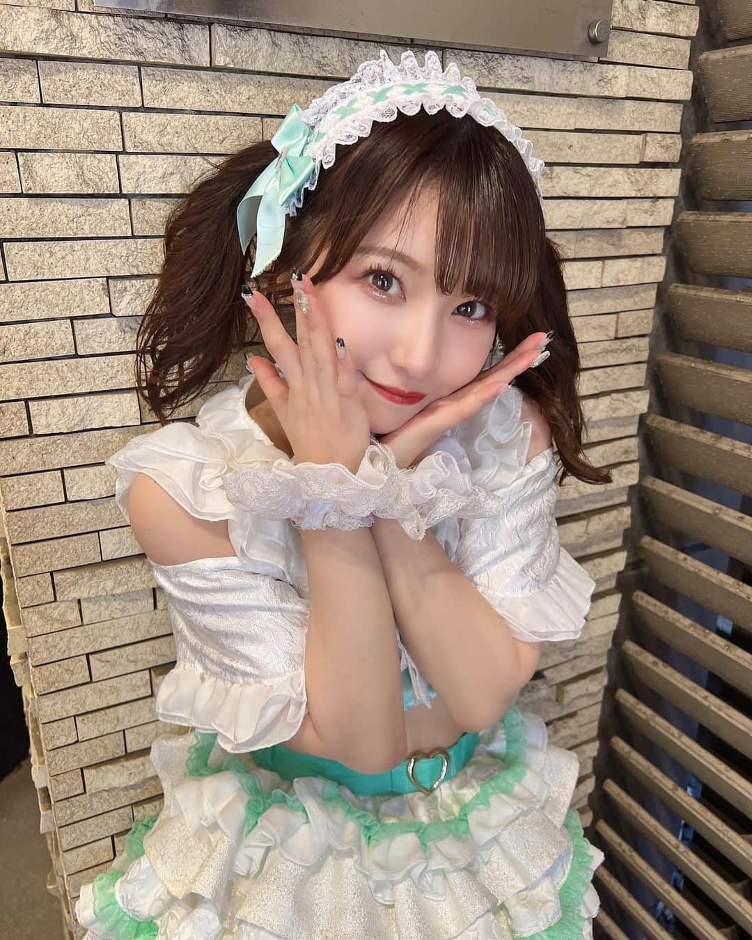 星野理沙のインスタグラム：「🍼  この日はカラーチェンジ公演でした！ミントグリーンりさてんどうですか？🧸💚  この時の白衣装はシンプルでスタイリッシュな形をお願いしたので、1番対照的なゆいてんの衣装が着たかったのです😌 昔はヘッドドレス担当(?)でいっつもヘッドドレスつけてたんだけど、髪が伸びてつけなくなっちゃった でもやっぱり可愛い〜 ゆいてん意識して高めツインにしました！ふりふりスカートも初めて履いたよ😳 この衣装はみんなバラバラだからまた他の色も着られたらいいなあ  今日は5/30のワンマンライブに向けてミーティングしてきました 私がワンマンと単独公演の1番違うところはここかなって思ってて、 構成とか流れをメンバーとマネージャーさん含めてたくさん話し合ってます🗣 とにかく来てくれた人みんな楽しかったなって満足して帰ってもらうこと！私はそれを1番に考えています。パフォーマンスもっと磨きたいな。歌もダンスももっと頑張る💃  個人的に、みんなで動員目標を決めたライブでグループとして目標が達成できないことが悔しくて 個人としてはもちろん、もっとりさ推し増えてほしいなって思しみんなにラブアグ好きになって欲しい。グループを引っ張っていきたいって公言してるので、今回動員も頑張りたいです。いつもりさ入場してくれる人本当ありがとう🥺みんなの応援のおかげで今の私のポジションがあるなって感じてるよ。それに相応しくなれるようにもっとどうしたらいいかたくさん考えて実行してみるね。  明日のライブです！ TIF学園「学園祭 春」  📍WITH HARAJUKU HALL 🎤12:50-13:10  🍙17:00-17:30 おにぎり  📍ベルエポック美容専門学校第二校舎 ラブアグ神社⛩ 13:30-15:30 📸(Tシャツ+制服スカート)18:00-19:30  特別レギュレーションなので気をつけてね⚠️  おやすみなさい🌙」