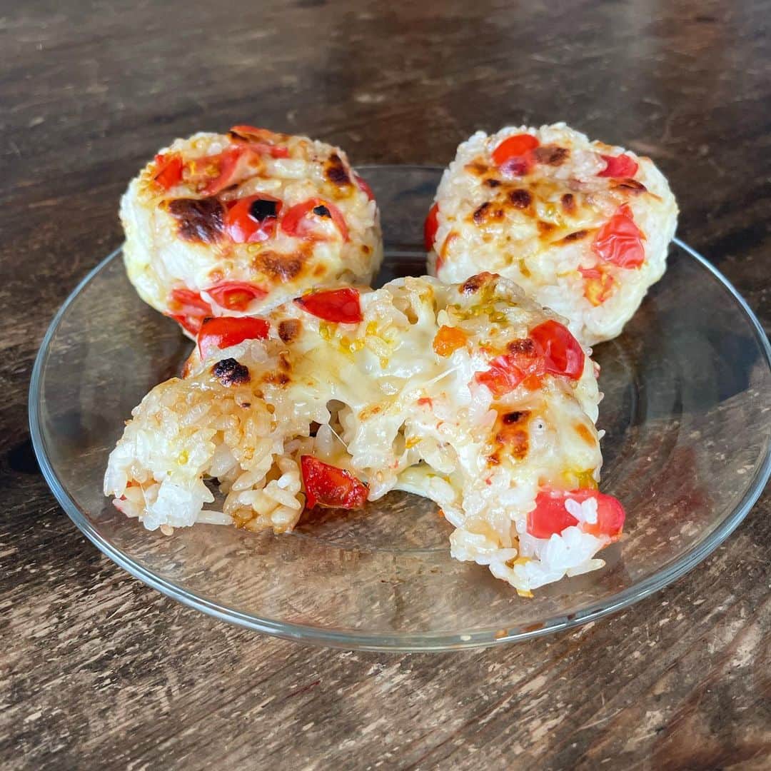 のインスタグラム：「プチトマトとチーズで焼きおにぎり Grilled Onigiri with cherry tomatoes and cheese #ごちそうおにぎり #yummy #homemade #healthy #onigiri #tomato #cheese #おいしい #おにぎり #おむすび #トマト #チーズ #マカロニメイト #フーディーテーブル #手作り  真ん中にもチーズを埋める🍙 ズボラな人は広げて焼く🙊 たれ→しょうゆ、みりん、ごま油 Sauce… soy sauce, mirin and sesame oil  @yukitsubakiofficial #魚沼産コシヒカリ #雪椿 #新米予約受付中 雪椿の公式サイト、ふるさと納税サイト、楽天市場、Yahoo!ショッピング、ギフトモールで予約受付中です！」