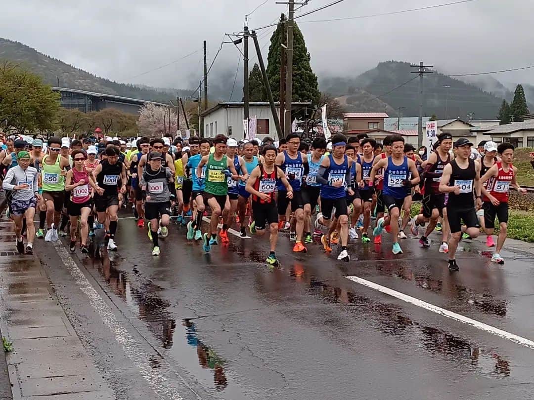 宇野けんたろうのインスタグラム：「「山田敬藏記念ロードレース大会」  スタート前は雨がパラパラ。  表参道ウィメンズからの招待ランナー  そして  渋谷区議会議員であり  表参道ウィメンズのレースディレクター  伊藤たけしさん。  みんなパワーがスゴかった。  #壽屋 #コトブキヤ #イトイエックス  #Buff #山田敬藏記念ロードレース大会  #大舘市 #表参道ウィメンズ #渋谷区 #マラソン #ランニング」