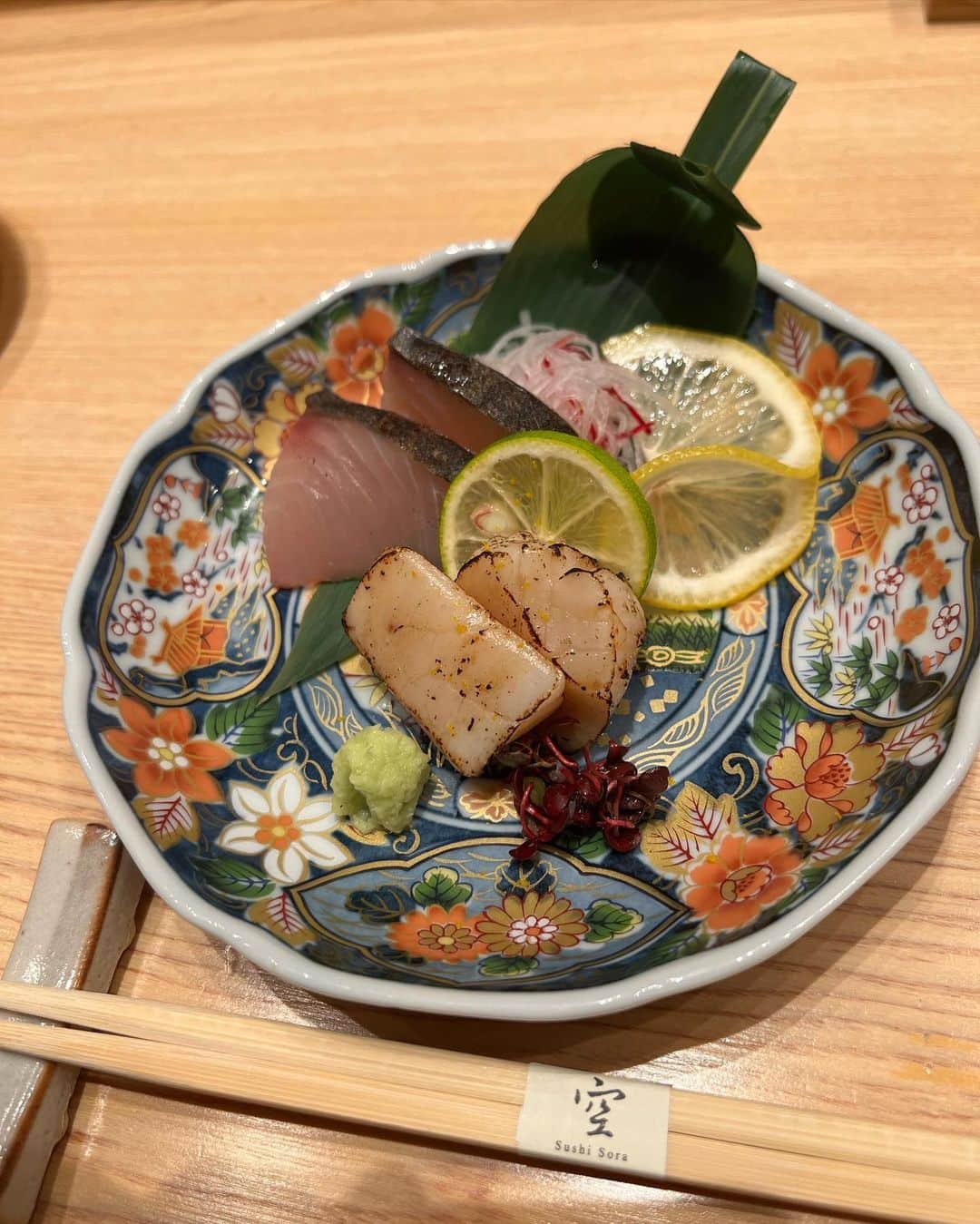 ボーイ・パコーン・チャッボリラックさんのインスタグラム写真 - (ボーイ・パコーン・チャッボリラックInstagram)「ก็ดับเบิ้นเดทไปเลยสิจ๊ะ 😘😘   #วันนี้ซูชิมันช่างหอมหวันระดับ10ดาว  @sushi.sora.bkk ร้านนี้ดีย์จิงๆ ไปตำ!!!!」5月2日 22時50分 - boy_pakorn