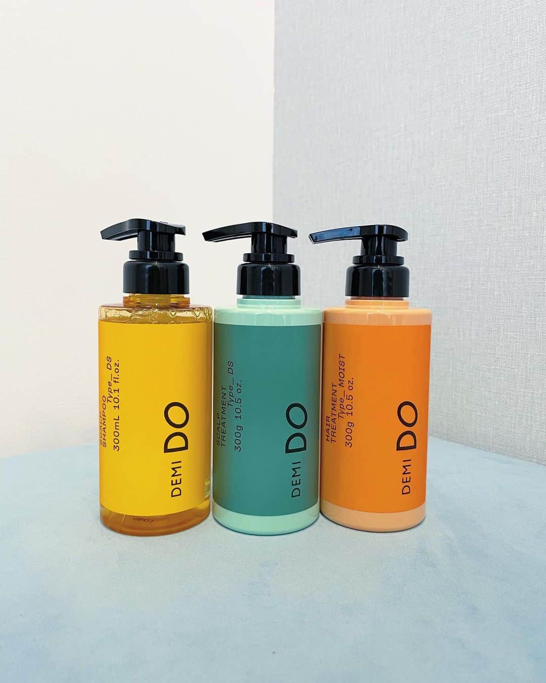 五位渕のぞみのインスタグラム：「#DEMIDO （#デミドゥ ）🧴🛁🧼🚿✨✨ @demido_official  ㅤㅤㅤㅤㅤㅤㅤㅤㅤ 新スカルプケアブランド「DEMI DO」 地肌投資✨ 地肌から髪本来の美しさを導くの3アイテムget😌💓 ㅤㅤㅤㅤㅤㅤㅤㅤㅤ  Lemon Square様を通じて、 DEMI DO様より商品を頂きました🍋💓📦✨ @cchannel_lemonsquare  ㅤㅤㅤㅤㅤㅤㅤㅤㅤ 💟 「デミドゥ スカルプシャンプー タイプDS」  SCALP SHAMPOO Type_DS (For Dry Skin) 《スカルプシャンプー NS6》 ◽内容量　300ml ◽価格　¥3,960 ㅤㅤㅤㅤㅤㅤㅤㅤㅤ 💟 「デミドゥ スカルプトリートメント タイプDS 」 SCALP TREATMENT Туре_DS(For Dry Skin) 《ヘア＆スカルプトリートメント NS1》 ◽内容量　300ml ◽価格　¥3,960 ㅤㅤㅤㅤㅤㅤㅤㅤㅤ 💟 「デミドゥ ヘアートリートメントタイプ モイスト」 HAIR TREATMENT Tуре_MOIST ◽内容量　300ml ◽価格　¥3,960 ㅤㅤㅤㅤㅤㅤㅤㅤㅤ スカルプシャンプーは私は3種類の中から 乾燥タイプの「タイプDS」を❕ 有効成分配合でトラブルを感じにくい 地肌に整えてくれ、コラーゲンタンパク由来の洗浄成分 「ヤシ油脂肪酸加水分解コラーゲンカリウム液」で 刺激を感じる乾燥肌を高い保湿力でしっとり洗いあげてくれるの😊🩵  スカルプトリートメントも、私は3種類の中から 乾燥タイプの「タイプDS」を❕ 有効成分配合でトラブルを感じにくい地肌に整えてくれて、 刺激を感じる乾燥肌の地肌環境を整えながら 髪のダメージを補修してくれて、 なめらかな美髪へ導いえくれます😌💓  ㅤㅤㅤㅤㅤㅤㅤㅤㅤ ヘアートリートメントは、私は3種類の中から 「モイスト」をチョイスしたよ☺️❗️ 乾燥した髪にうるおいを与え、 しなやかで美しい髪へ導いてくれます✨ ㅤㅤㅤㅤㅤㅤㅤㅤㅤ スカルプケアのトリートメントとかって ほぼ使ったことないので、こーゆーケア商品が あるのってありがたい😆🎶 ㅤㅤㅤㅤㅤㅤㅤㅤㅤ 地肌の毛も髪の毛と同じようにケアしなきゃだよね🦢🌸 地肌ケアが美髪への近道かも❔とこの商品を 通して感じのでケア続けます❤️‍🔥 ㅤㅤㅤㅤㅤㅤㅤㅤㅤ ㅤㅤㅤㅤㅤㅤㅤㅤㅤ ㅤㅤㅤㅤㅤㅤㅤㅤㅤ ㅤㅤㅤㅤㅤㅤㅤㅤㅤ ㅤㅤㅤㅤㅤㅤㅤㅤㅤ ㅤㅤㅤㅤㅤㅤㅤㅤㅤ ㅤㅤㅤㅤㅤㅤㅤㅤㅤ  #lemonsquare🍋 #demido #デミドゥ #地肌投資 #スマートスカルプ #スカルプケア #美容室専売品 #サロン専売品」