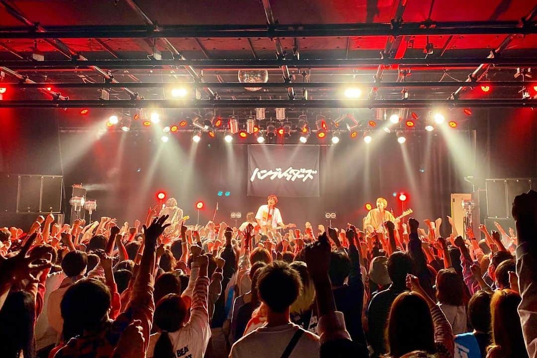 ハンブレッダーズのインスタグラム：「2023.04.22 #ハンブレッダーズ  #ヤバすぎるワンマンツアー 新潟LOTS  #ハンブレ #humbreaders #live #livehouse #ライブ #ライブハウス #livephotography #新潟 #niigata」