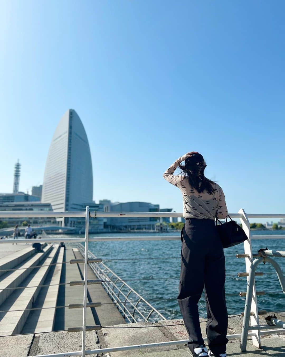 内田理央さんのインスタグラム写真 - (内田理央Instagram)「本当に本当に久しぶりに外出した🥹  仲良したちと横浜🐬 リフレッシュできました🐬 😝したらブレました。」5月2日 22時52分 - rio_uchida