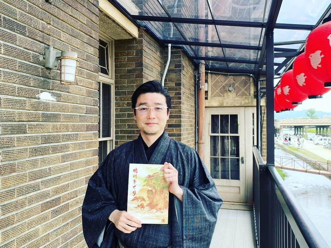 尾上菊之丞のインスタグラム：「5月先ずは京都先斗町『鴨川をどり』 1日に初日を迎え24日の千穐楽まで毎日3回公演となります。 ゴールデンウィーク京都へお越しの皆様は是非ご来場ください❗️  明治5年に始まったこの鴨川をどりも今年で150周年。コロナの影響で上演できなかった舞踊劇や、芸妓さん舞妓さんが点てたお茶を振る舞うお茶席などが復活して、4年ぶりに例年通りの形式で開催されます。 上演時間も1時間ちょっとですのでお気軽にお越しください！  僕も時折出勤しております。ご来場心よりお待ちしております。  #鴨川をどり #京都 #先斗町 #芸妓 #舞妓 #伝統芸能 #日本舞踊 #尾上菊之丞」