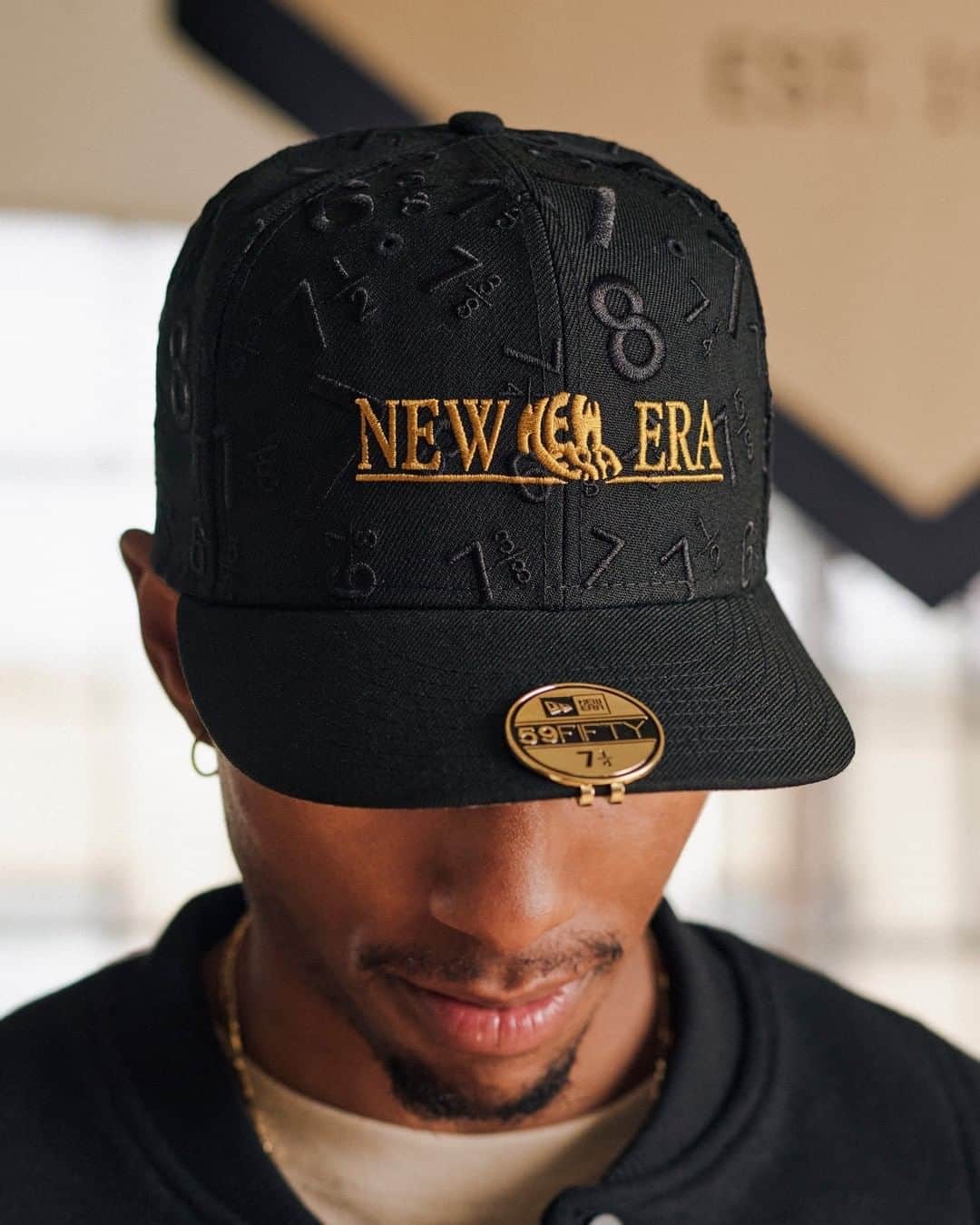 ニューエラ・キャップのインスタグラム：「The first drop of 59FIFTY Day product is here. Choose from multiple styles and personalize your cap with a pin or ten. Order now and receive a free Visor Sticker Pin on any 59FIFTY Fitted purchase, while supplies last. Shop now at the link in our bio and stay tuned for more.」