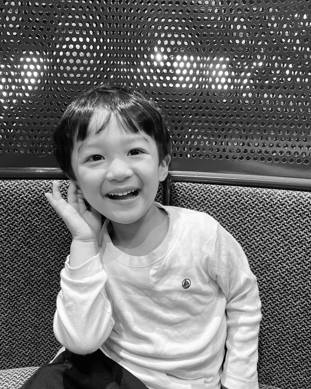 青木育日のインスタグラム：「🖤🖤🖤 ⁡ 今月で4歳になる小さな彼氏。 ⁡ キラキラした無邪気な笑顔のおかげで 毎日頑張ろうって思える。 ⁡ GWはたくさん遊ぼうね☺️🍁 ⁡ ⁡ ⁡ #mylove #myson #3y11m  #男の子ママ」