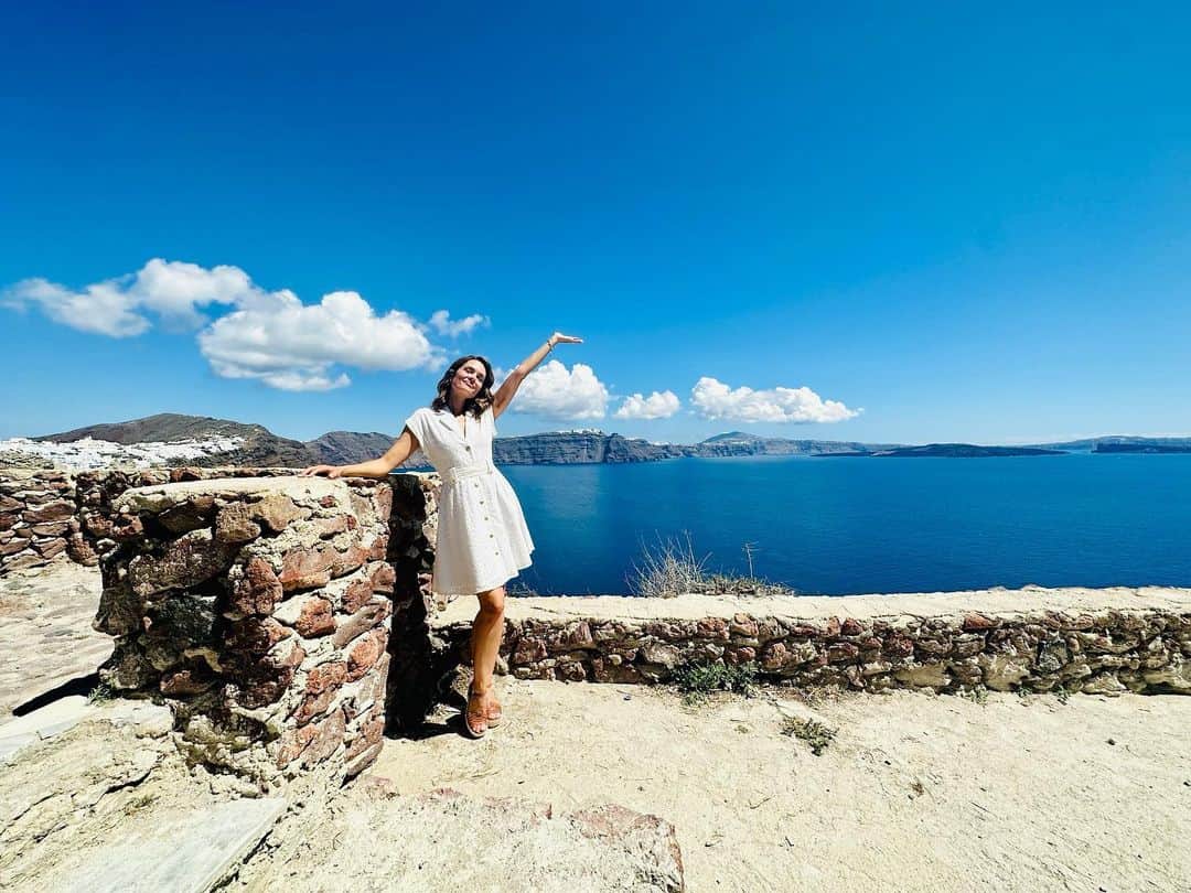 トーレイ・デヴィートのインスタグラム：「That’s a wrap, Santorini! 🤍  I can not say enough wonderful things about this experience and the people I got to work with. Can’t wait to share this project with you all! #LoveIsGreekToMe」