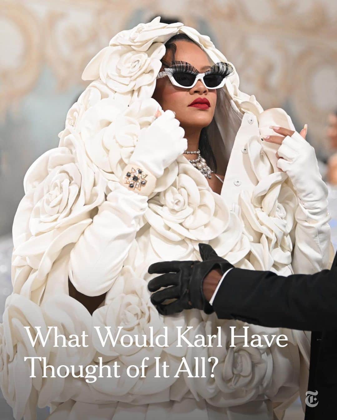 New York Times Fashionのインスタグラム：「What would Karl have thought? Watching the stream of Lagerfeld-a-likes mount the steps of the Met Monday night in their black and white, it was hard not to wonder, writes chief fashion critic @vvfriedman.  Yes, the evening’s dress code dictated “in honor of Karl,” the evening itself in honor of the opening of the Costume Institute exhibition dedicated to the designer’s work. Yes, Lagerfeld had made himself into a caricature, with his uniform of black jeans, high white-collared shirt, black jacket, fingerless gloves, black silk cravats and black shades. And yes, the gala itself often feels like high-fashion cosplay, with guests trying to outdo one another in the attention-getting sweepstakes.  But Lagerfeld, who attended the party seven times and was a co-host once, was also a man who had no truck with looking back, and who once announced, “I don’t want to see all those old dresses” when asked about an earlier retrospective of his work. And this was a gala full of old dresses.  Vintage was everywhere: a mint green Chanel from 1988 on Penélope Cruz and a white Chanel princess dress from 1992 on Dua Lipa; a corseted 1993 Chanel on Margot Robbie and a pink and silver 2010 Chanel column dress on Naomi Campbell; even Nicole Kidman reprising the feathered Chanel she wore in a 2004 ad campaign for the brand. Also old Chloé: a remade violin dress, originally designed by Lagerfeld in 1983, on Olivia Wilde and a remade shower dress from the same collection, revived for Vanessa Kirby. And Fendi, too, made an appearance, courtesy of Lila Moss Hack in 2018 couture and Suki Waterhouse in a floral dress from the spring 2019 collection.   The carpet was full of not-so-hidden Lagerfeld references, like the high collar of Julia Garner’s white satin Gucci halter-neck gown and the white trompe l’oeil shirt and tie of Stephanie Hsu’s sequined Valentino gown. And pearls were a theme of the night, a clear reference to Lagerfeld’s Chanel.  Watching the red carpet felt a bit like a treasure hunt through fashion history: Guess the season! That’s recycling for ya. Tap the link in our bio to read our full review of the Met Gala looks. Photos by @vnina and @poupayphoto」