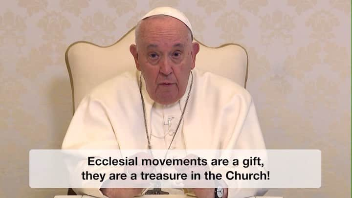 フランシスコ（ローマ教皇）のインスタグラム：「EN: Let us #PrayTogether that ecclesial movements and groups may daily rediscover their mission, an evangelizing mission, and that they place their own charisms at the service of the world’s needs. #PrayerIntention #ClickToPray   PT: #RezemosJuntos para que os movimentos e grupos eclesiais redescubram cada dia a sua missão evangelizadora, colocando os próprios carismas ao serviço das necessidades do mundo. #IntençõesdeOração   ES: #OremosJuntos para que los movimientos y los grupos eclesiales redescubran cada día su misión evangelizadora, poniendo sus propios carismas al servicio de las necesidades de todo el mundo. #IntencióndeOración   IT: #PreghiamoInsieme perché i movimenti e i gruppi ecclesiali riscoprano ogni giorno la loro missione evangelizzatrice, mettendo i propri carismi al servizio delle necessità del mondo. #IntenzionediPreghiera   FR: #PrionsEnsemble pour que les mouvements et les groupes ecclésiaux redécouvrent chaque jour leur mission, une mission évangélisatrice, en mettant leurs charismes au service des besoins du monde. #IntentiondePrière   DE: #Betenwirgemeinsam, dass kirchliche Gruppen und Bewegungen ihren Evangelisierungsauftrag täglich neu entdecken und ihre Charismen in den Dienst der Nöte der Welt stellen. #Gebetsmeinung  PL: #MódlmysięWspólnie, aby ruchy i wspólnoty kościelne odkrywały każdego dnia na nowo swoją misję, misję ewangelizacyjną, i aby oddawały własne charyzmaty na służbę potrzebom świata. #IntencjaModlitewna」