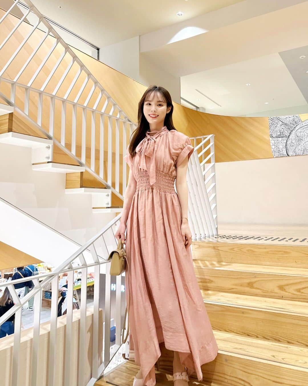 磯田 ひかる(Hikaru Isoda) のインスタグラム：「こんばんは🤍 明日からGW突入な方も多いと思います🎀  そんなGWのお出かけコーデにぴったりなワンピース🫶  ボウタイは前後2wayで着用できるよー🪽🪽  【着用アイテム】 Dress @31sonsdemode  バルーン袖エアリーワンピース Pink Free ¥15,400(税込)  Bag @cafune.official   ------------------------------ picaru：162cm / 骨格ウェーブ 1st ブライトスプリング 2nd ブライトサマー  大人可愛いスタイルアップコーデ ヘアメイクを合わせた トータルスタイリングを提案🤍  不定期にストーリーで ファッションお悩み相談募集中🥰 ------------------------------  他の投稿を見る→【@picaruuu】」