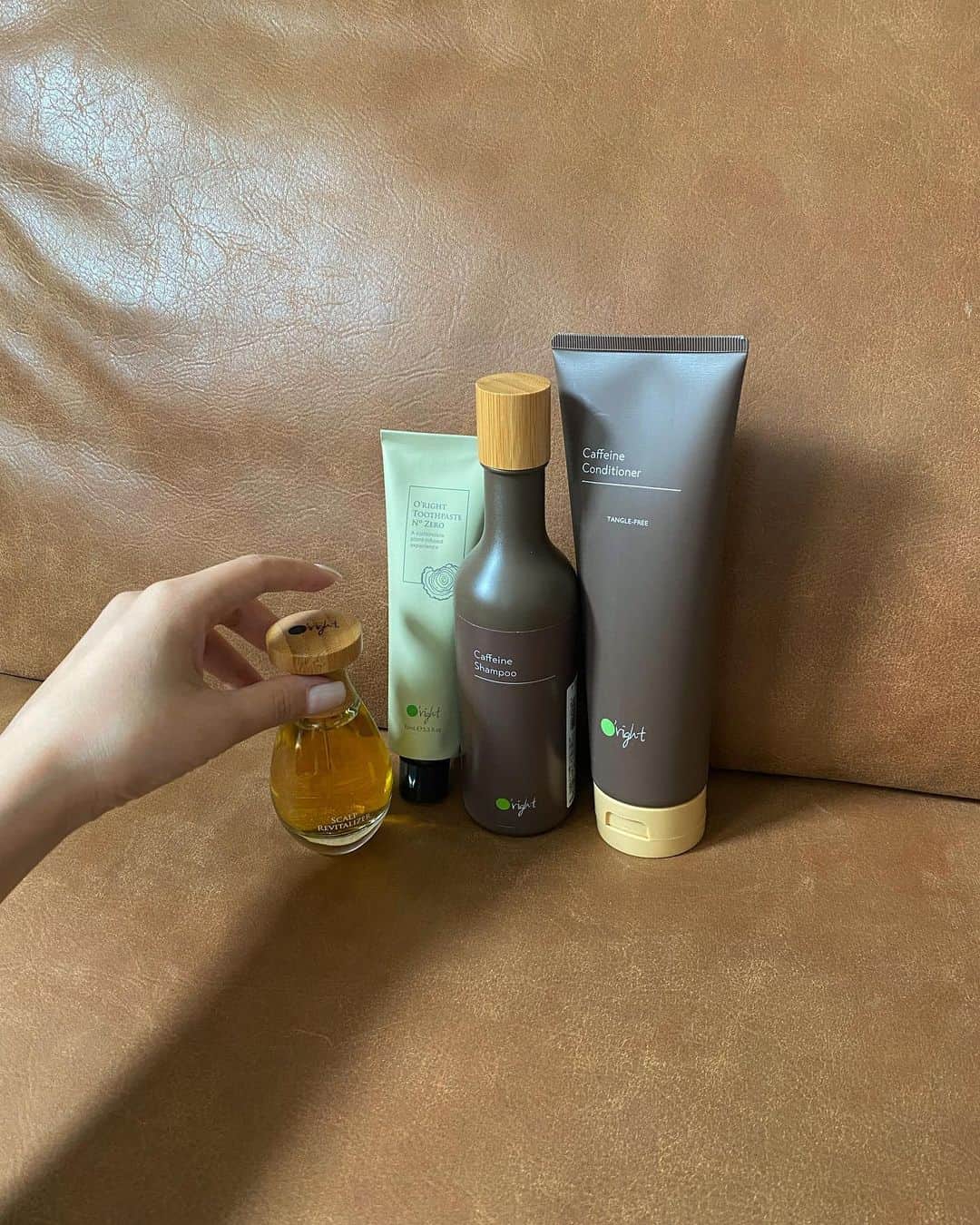 吉田佳菜のインスタグラム：「ㅤㅤㅤㅤㅤㅤㅤㅤㅤㅤㅤㅤㅤ ㅤㅤㅤㅤㅤㅤㅤㅤㅤㅤㅤㅤㅤ @oright.jp  ヘアケア用品と歯磨き粉🌱  ヘアオイルはスカルプケアができるらしい！ 頭皮の状態も髪に影響するみたいやから 髪の毛自体のケアだけじゃなくて 頭皮ケアも意識してみよう〜♪ ㅤㅤㅤㅤㅤㅤㅤㅤㅤㅤㅤㅤㅤ ㅤㅤㅤㅤㅤㅤㅤㅤㅤㅤㅤㅤㅤ #ヘアケア #ヘアケア用品 #oright #SCALPREVITALIZER #スカルプケア #頭皮ケア #ヘアオイル」