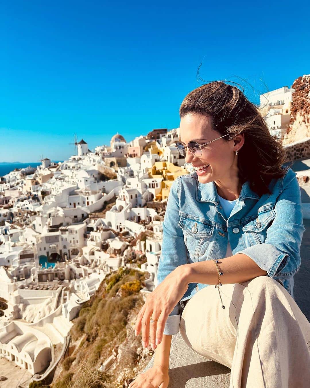 トーレイ・デヴィートのインスタグラム：「#LoveIsGreekToMe 🇬🇷 🤍」