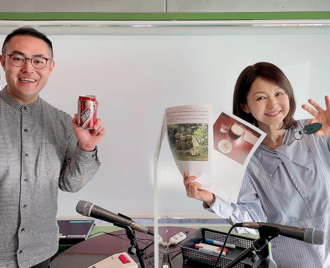 辛島美登里のインスタグラム：「「飲み物の記憶」✉️いっぱい有難うございました‼️牛乳三角パックや粉ジュースや懐かしさ満載😆 ユーミンの「海を見ていた午後」、ソーダ水の中を通るのは絶対「貨物船」、「白い帆のヨット」とか甘口化して失恋をファンタジーにさせないとこがいいの！と力説した私でした🥤😅GW、先日のライブに引き続き、スタジオ観にきてくださったファンの方々ありがとうございました。差し入れのクッキー🍪もスタッフで分け分けしました😋 5月9日のアフパラテーマは「〇〇係、××当番」です。給食当番でやらかしたこと、会社の噂なら任せてのワイドショー係、家族ですき焼き係（奉行）のお父さんetc…楽しそう😆 手持ちのハンカチでお弁当やさんのおばちゃんに大変身した私です🍱 この笑顔＝すぐお惣菜オマケするタイプ👵🍳 mail@afpala.jp 追伸: 1枚目の写真、さりーげなく、つぶあんキーホルダー持っておる🍃😅」