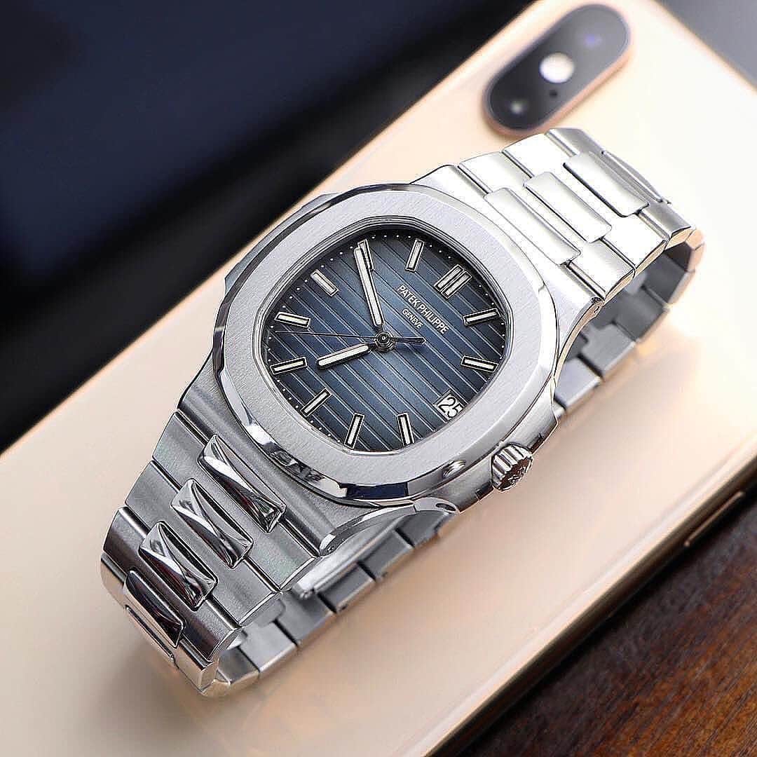 のインスタグラム：「Patek Philippe introduced the Nautilus in 1976 and it's certainly one of the brand’s most sought-after timepieces! Designed by Gérald Genta, Nautilus was inspired by a ship’s porthole. The Nautilus 5711 in stainless steel is for many the absolute grail of all watches! . Photo by @patekdiver ⠀⠀⠀⠀⠀⠀⠀⠀⠀ #patekphilippenautilus #patekphilippe #nautilus #5711 #patekphilippe5711」