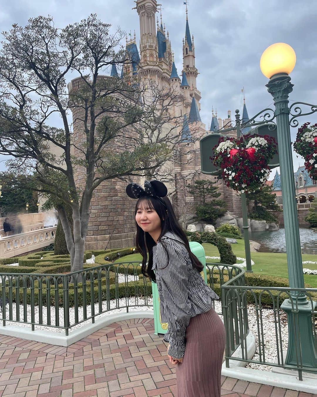 天海ありいのインスタグラム：「この間夢の国行ったときの🏰🧡  ．  ．  ．   #disney  #tokyodisneyland #jkブランド  #jkの素敵な思い出 #jk3  #ディズニーコーデ  #ディズニーカチューシャ #ディズニー好きな人と繋がりたい  #お洒落な人と繋がりたい  #レイアウト  #ヘアモデル  #サロンモデル  #いいね  #いいね返し  #いいね返します  #雰囲気好きな人いいね  #followme #ootd  #ootdstyle  #disneystyle #likes」