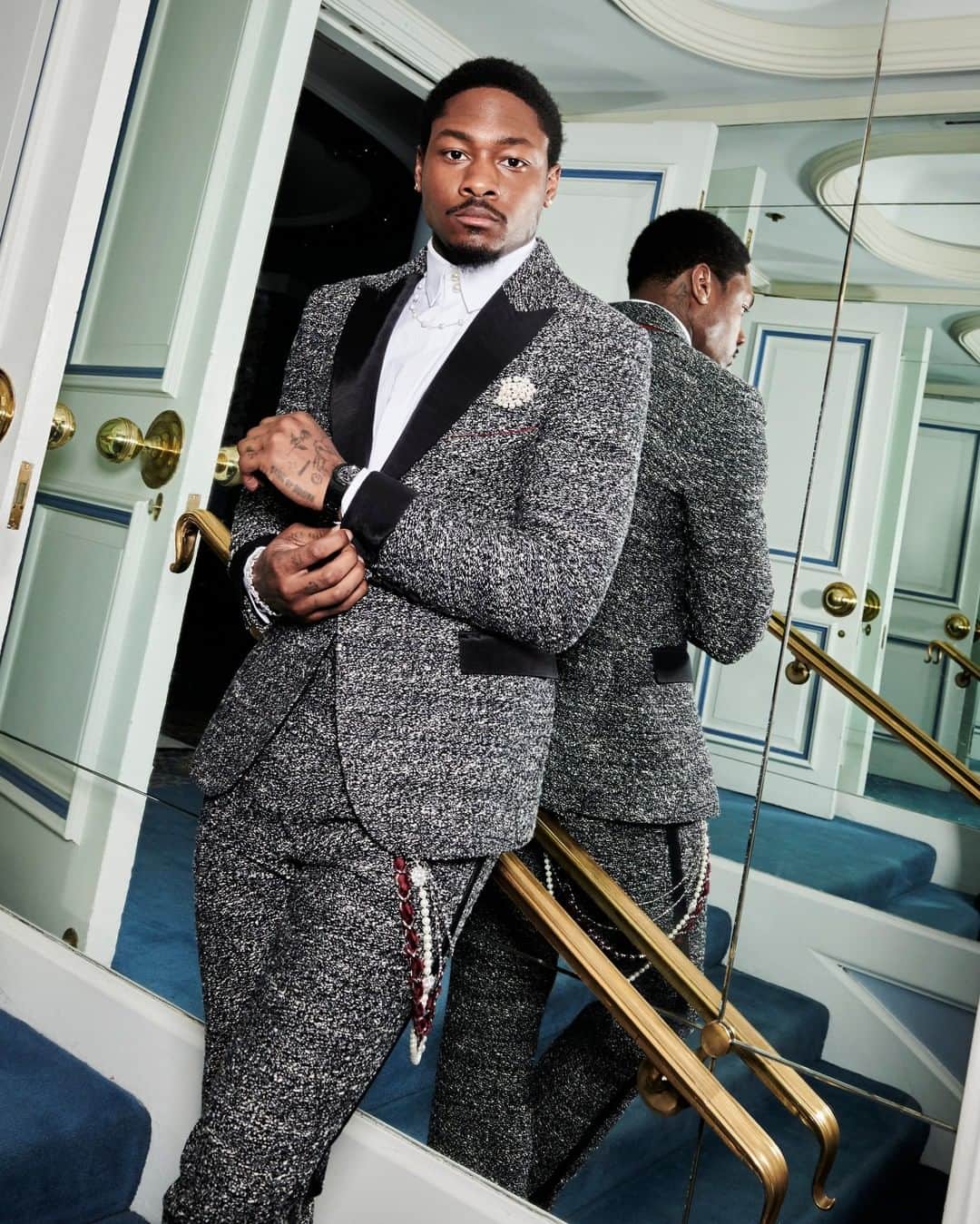 Tommy Hilfigerのインスタグラム：「#StefonDiggs rocks a custom #TommyHilfiger black and white boucle tweed suit inspired by Karl Lagerfeld at the #MetGala 2023.   Photo production @F2MAX Creative director @maximsap Photos by @theromanvarlamov」