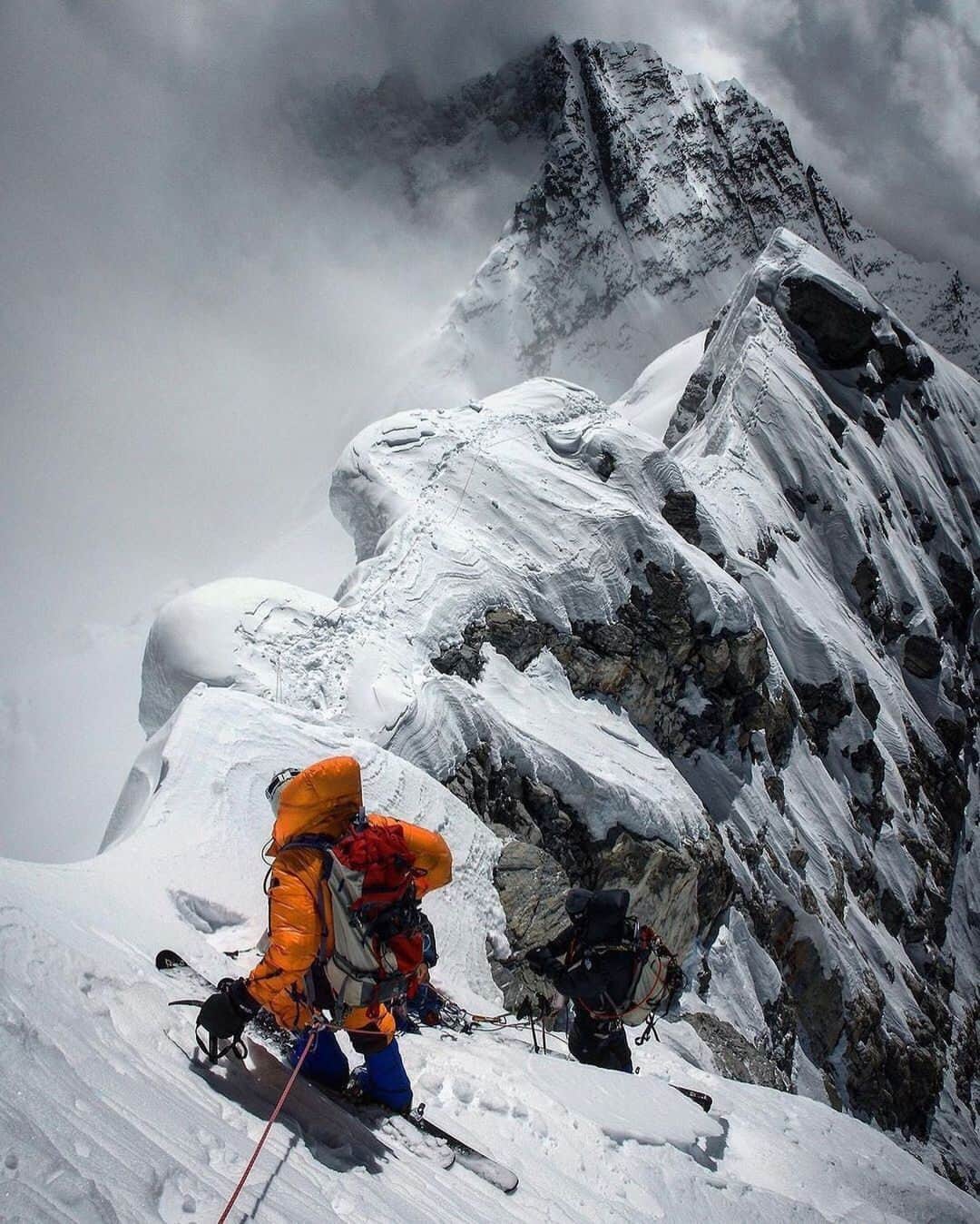 ジミー・チンのインスタグラム：「Dropping in at 28,500 ft.  @kitdski and @robdski prepare to rappel the Hillary Step during our ski descent on the southeast ridge of Everest.」