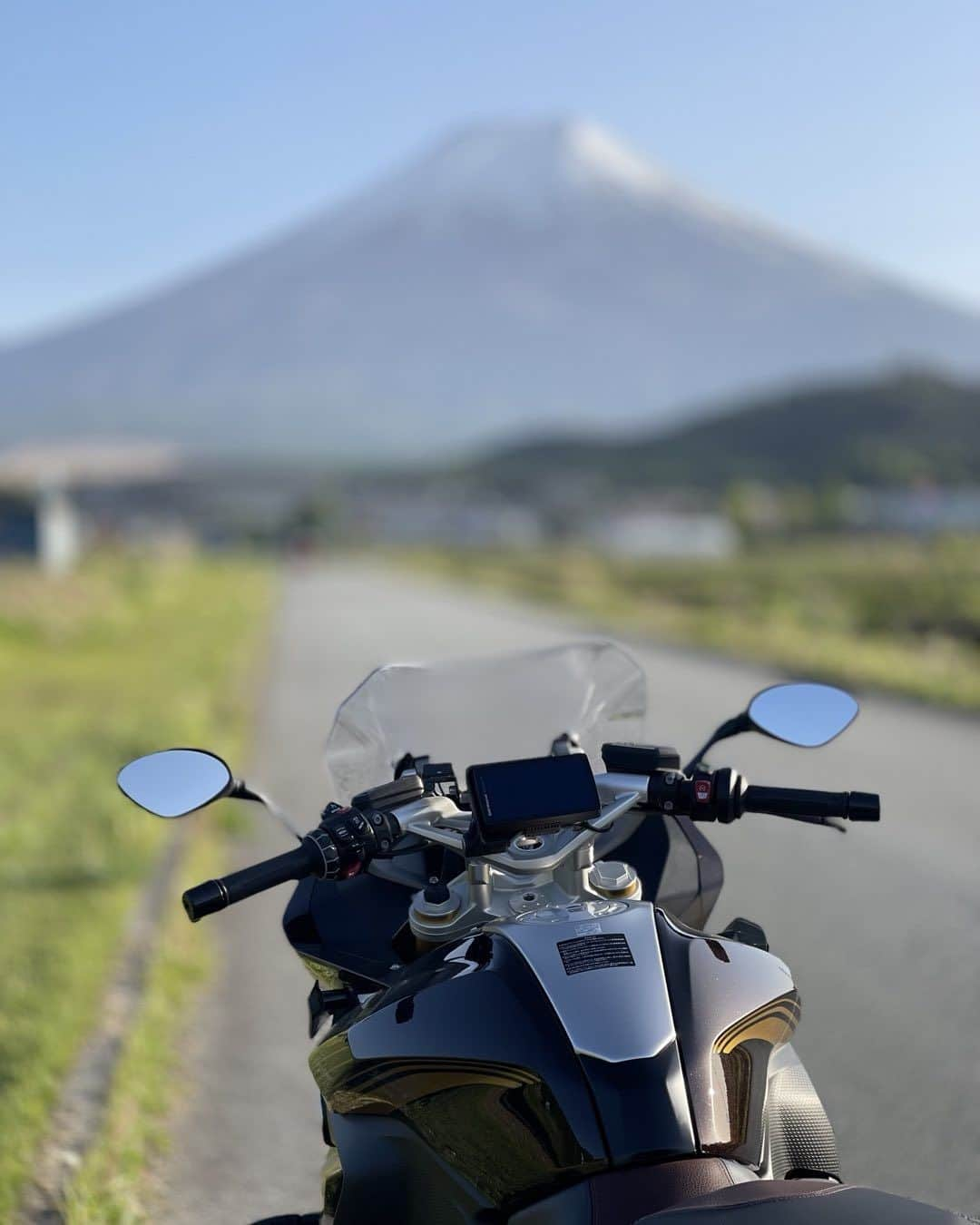 佐藤東弥さんのインスタグラム写真 - (佐藤東弥Instagram)「富士吉田の農道にて  #r1250rs」5月2日 23時04分 - touyasato