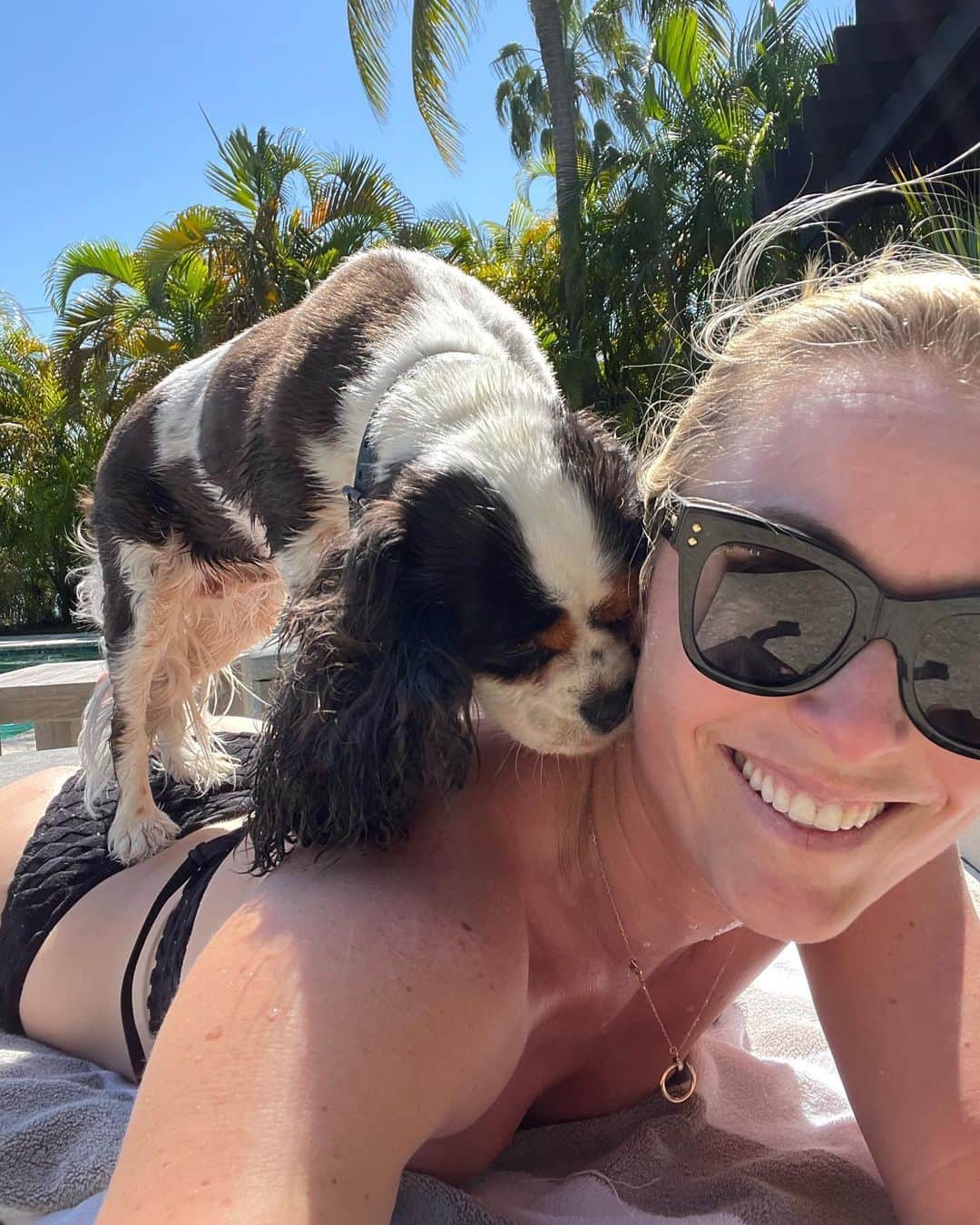 リンゼイ・ボンのインスタグラム：「Gonna have some interesting tan lines 🤣   #familytime」