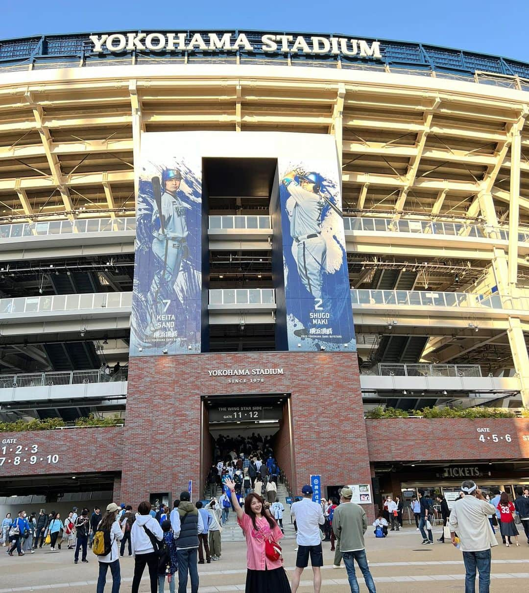 大井智保子のインスタグラム：「⛴️ハマスタ　  🌸🎏こいほーーー🎏🌸  3年以上ぶりのハマスタで観戦しました❣️ 入り口がこんなに変わってるなんて… おどろきました🥹  なんとなんと 坂倉将吾の満塁ホームランみーれーたー😆😁  痺れる接戦から、一気に余裕が出て 6-1👏  ヒーローももちろん坂倉君🌸 嬉しい嬉しい最高でした👏  テレビで見てる友達たちも、たくさん色々送ってくれて嬉しかったです☺️ ありがとぉー❣️  ナイターだったので、その前に、中華街に新しくできてたサウナに行ってきた♨️ 中国茶のセルフロウリュに、整いチェアの上の風 最高だったです🥹  広島は女性がいけるおしゃれサウナってなかなかないので 楽しめました🥰  からの最高の試合、ほんま最高の1日だった👏  #ハマスタ #横浜スタジアム　#🏟️ #こいほー #carp #カープ #カープ観戦 #ベイスターズ #横浜 #sauna #サウナ #haretabisauna  #横浜中華街 #中華街 #中華街サウナ #横浜サウナ #坂倉将吾 #満塁ホームラン」