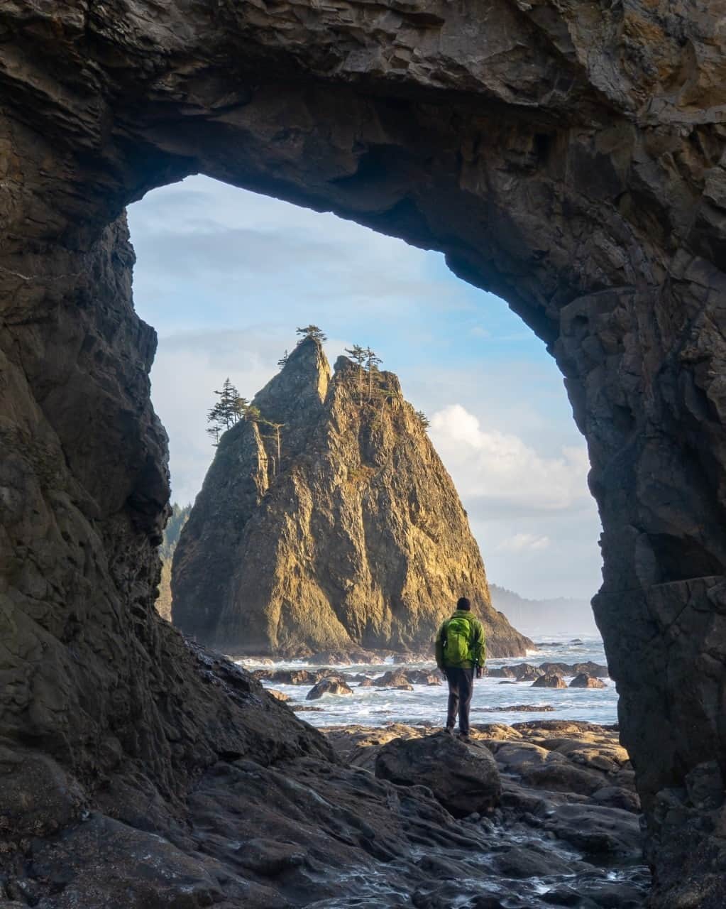 オスプレーのインスタグラム：「Coastal magic ✨ | 📷 @justingriffinphotography | Featured pack from the Talon/Tempest Series | #OspreyPacks」