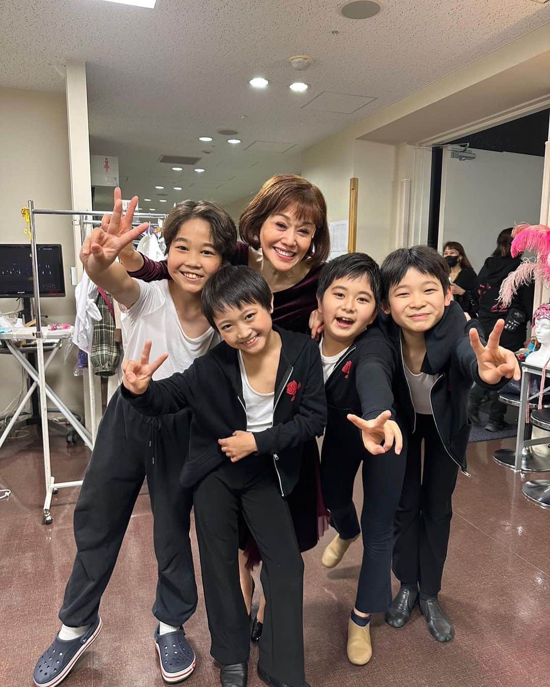 のインスタグラム：「東京での仕事を終え、夜大阪に着きました♪ いよいよ旅公演がスタートします。 気合い入れて頑張っていきます。 明日は朝からKTV「よ〜いドン」に出演します。 関西方面の方もし良かったら。 そしてそこから劇場へ。  レッドチームの子供達とは大阪でサヨナラです。 楽しんでゆきます。 可愛い子供達を思い切り愛します。  留守中、絶対にお水をあげてねと息子にコンコンと頼んできた植木たち。 大丈夫かなあ。 「犬神家のロケで、寒さで枯らしちゃった鉢植えなの。でもまた、新しい芽が出てこんなに大きくなったから。 絶対にお願いね。 お日様に当ててね。」 って言ってきた。 朝ごはん食べながら聞いてたけど、本当に大丈夫かなあ。 不安😅  明日からまたGYPSYの世界に戻ります‼️ #GYPSY #大竹しのぶ」