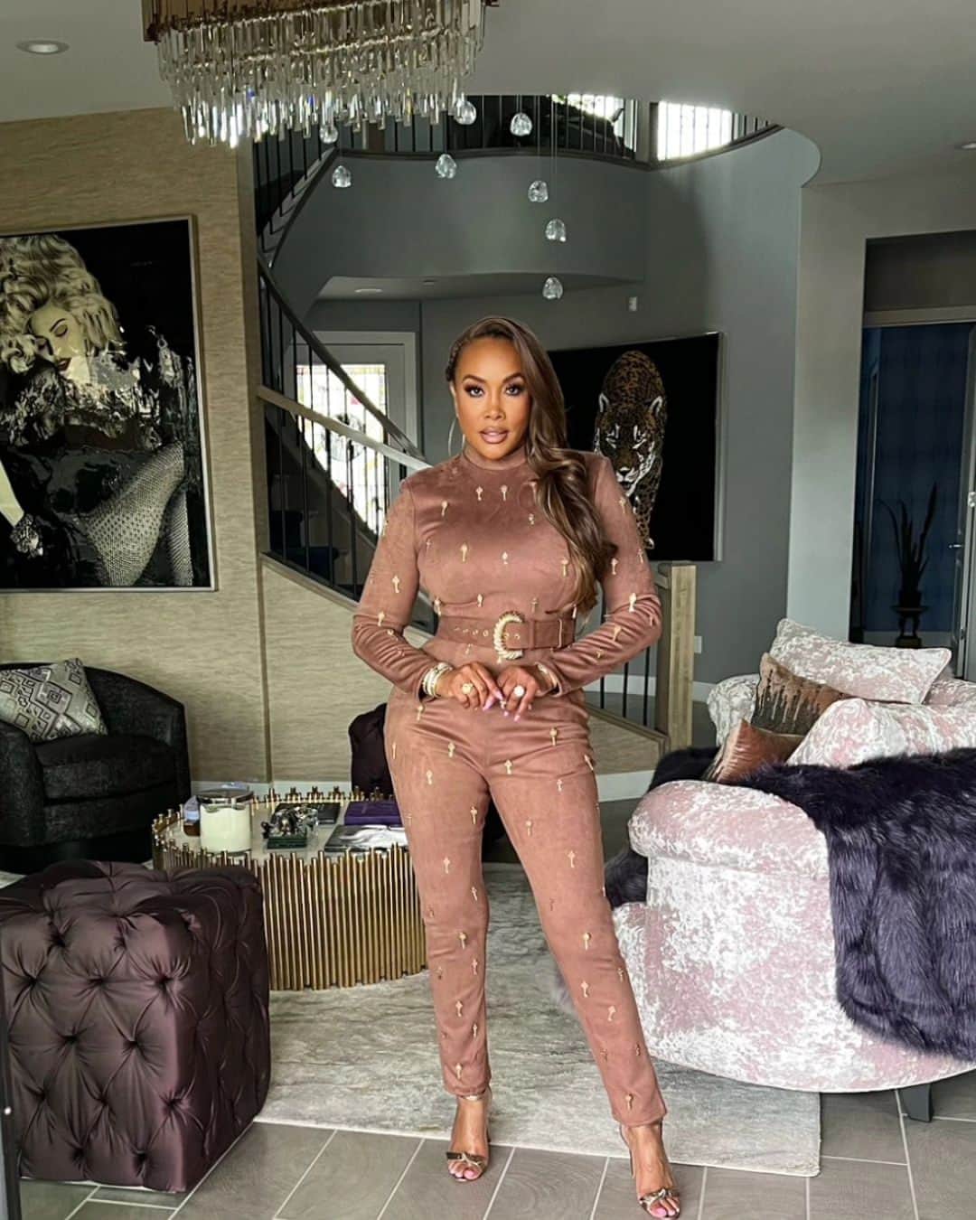 ヴィヴィカ・A・フォックスのインスタグラム：「GM Dawlings! #LookTheWeek is "Debora" our HD Lacefront look that I rocked for @foxsoul FAB & FUN #CocktailsWithQueens show! More  info avail on Debora- P4/27/30 at VivicaFoxHair.com & follow us @vivicafoxhair Rocking @bellofcalifornia jumpsuit @alexandrebirman shoes @simoneismith hoops Makeup @chenoarunningfox Hair @kenyaonhair #LifeIsGood #GodIsGood #Blessed #Respect #GurlPower #VivicaFoxHair #TeamVivica #TeamFox #MyGrindDontStop #LegitimateCareers #BossMoves #LoveWins #Host #SpokesWoman #ClassicBadChick 🔥👸🏽🤑🔥」