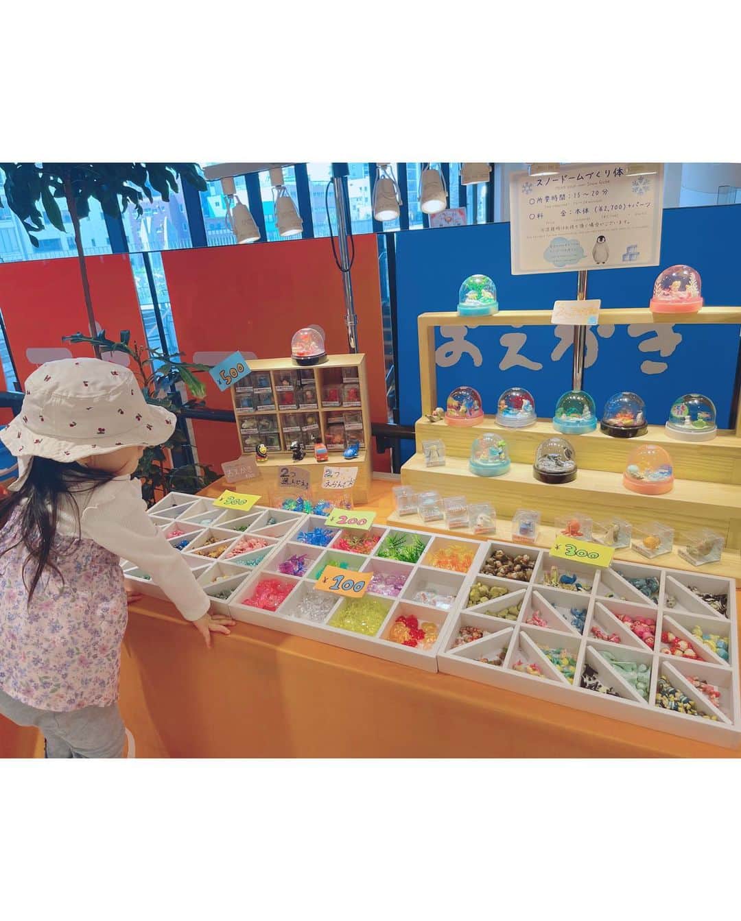 加藤雅美さんのインスタグラム写真 - (加藤雅美Instagram)「. 先日、東京スカイツリーの 鯉のぼり🎏を見に行った際に 館内のソラマチも入りました❣️ . 2階では期間限定で スノードーム作り体験が出来るそうで、 娘がやってみたい！というので作りました❄️ . 中に入れるパーツを決めて、 配置を決めて接着剤で固定したら 中に入れるキラキラも色んなカラーから選んで 世界にひとつのスノードームが完成☺️🙌❤️ とっても良い記念になりました💠 (このショップは今日までだったみたいで💦😢 他にもGW中に鯉のぼりを作るワークショップ なども開催しているようです🎏✨) . その後、最近大好きな すみっこぐらしのショップに行き、 今までの推しは"とんかつ"だったのに、 "きんちゃく"に推し変していました😂❤️ 1200円以上購入すると、 最後の写真のショップバッグがいただけて 最近お出かけの際はこのバッグを 気に入って背負っています🥰 . #東京スカイツリー #東京スカイツリータウン #ソラマチ #東京ソラマチ #スノードーム #手作りスノードーム #おえかき工房 #リラックマ #すみっこぐらし #きんちゃく #都内お出かけ #東京 #押上 #子連れお出かけ  #東京子連れスポット #東京観光 #東京ママ #3歳女の子 #3歳6ヶ月 #3歳 #3y6m #snowdome #GW #tokyo #japan #oshiage #skytree #soramachi #japanese #followme」5月2日 23時28分 - mamikato97
