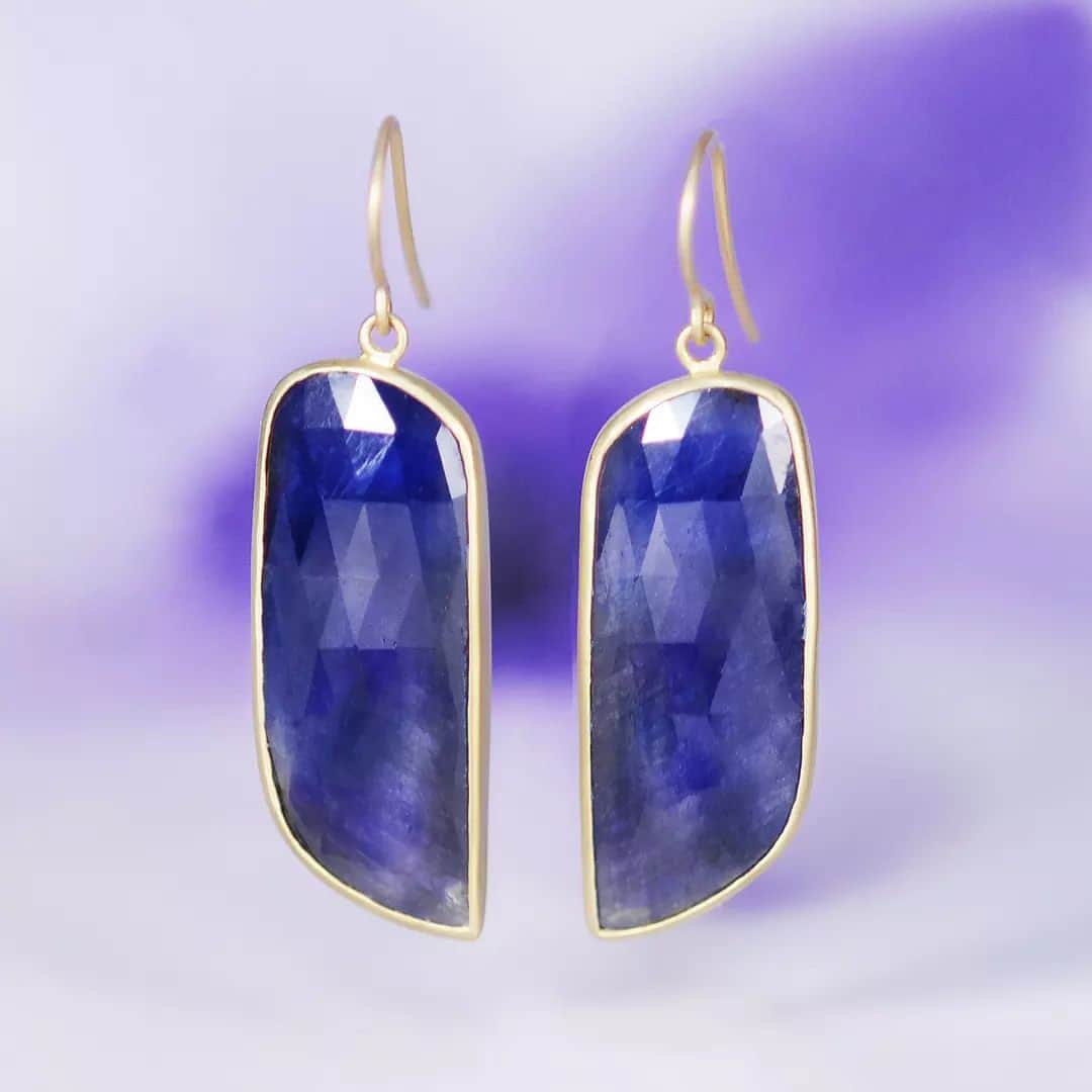 のインスタグラム：「Mystery and power radiate from these deeply colored and immaculately crafted stones. These One-of-a-Kind 35.9 carat sapphire earrings resemble the flowing waters through lush forests so carefully crafted by nature.」