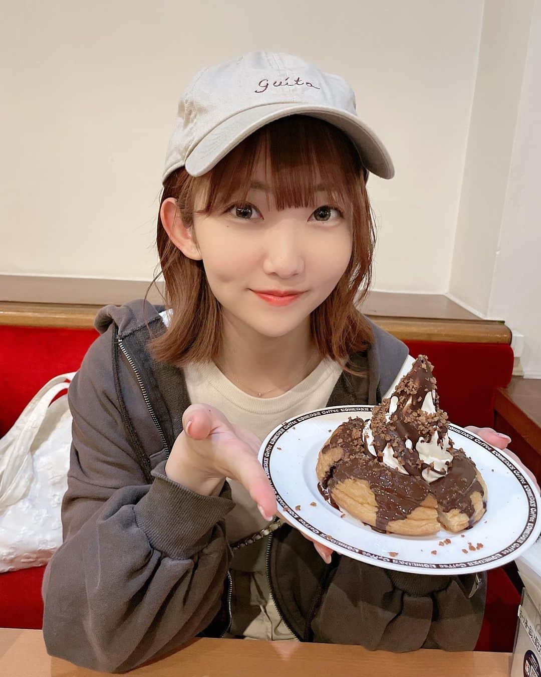 夏川愛実のインスタグラム：「⁡ ⁡ ⁡ コメダ〜〜 ⁡ ⁡ #コメダ#シロノワール#コメダ珈琲店#ブラックモンブラン  #オレンジブラウン#ヘアカラー #ボブ#ボブアレンジ#ショートヘア#ヘアカラー#暖色カラー #ヘアアレンジ#外ハネアレンジ#外ハネ#春コーデ #148cm#f4f#いいね返し#l4l#フォロバ ⁡ ⁡ ⁡ ⁡」