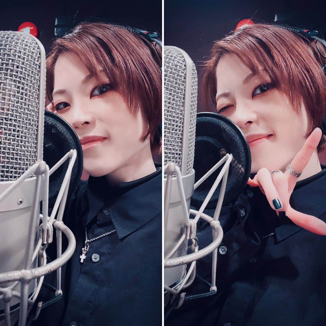 のインスタグラム：「Why is it that whenever I take a selfie, I have a habit of taking a super silly smiley one that I end up never using anyway...  何故、自撮りする時、結局使わないの分かってるのにいつも超笑顔ショットも撮っておくのだろう…。  🙂🤩🤟」