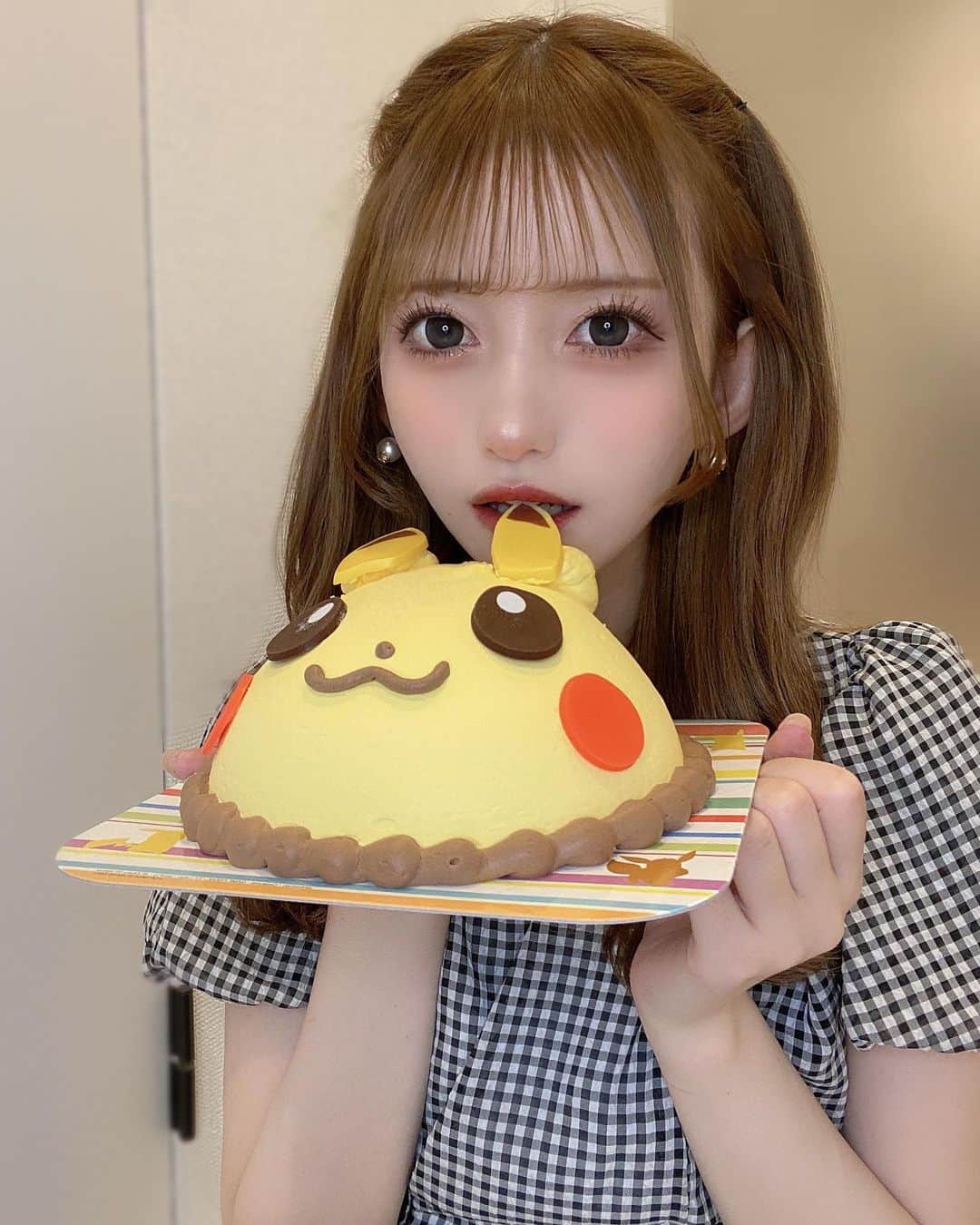 jurinaのインスタグラム：「お誕生日でした！🍰 インスタ全然動かしてないのに、 覚えててDMくれたみなさんありがとうです♡ 毎年ピカチュウ食べてる気がする」