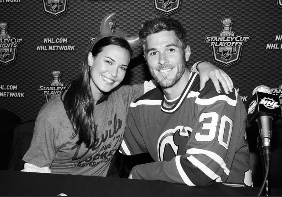 オデット・アナブルのインスタグラム：「LET’S GO DEVILS!!!! When we got married, I vowed allegiance to the NY Giants, NY Mets and the MF NEW JERSEY DEVILS. Let’s goooo!!! What now Dave? You still haven’t learned Spanish and I believe your clothes still haven’t made it in the hamper ;) @njdevils」