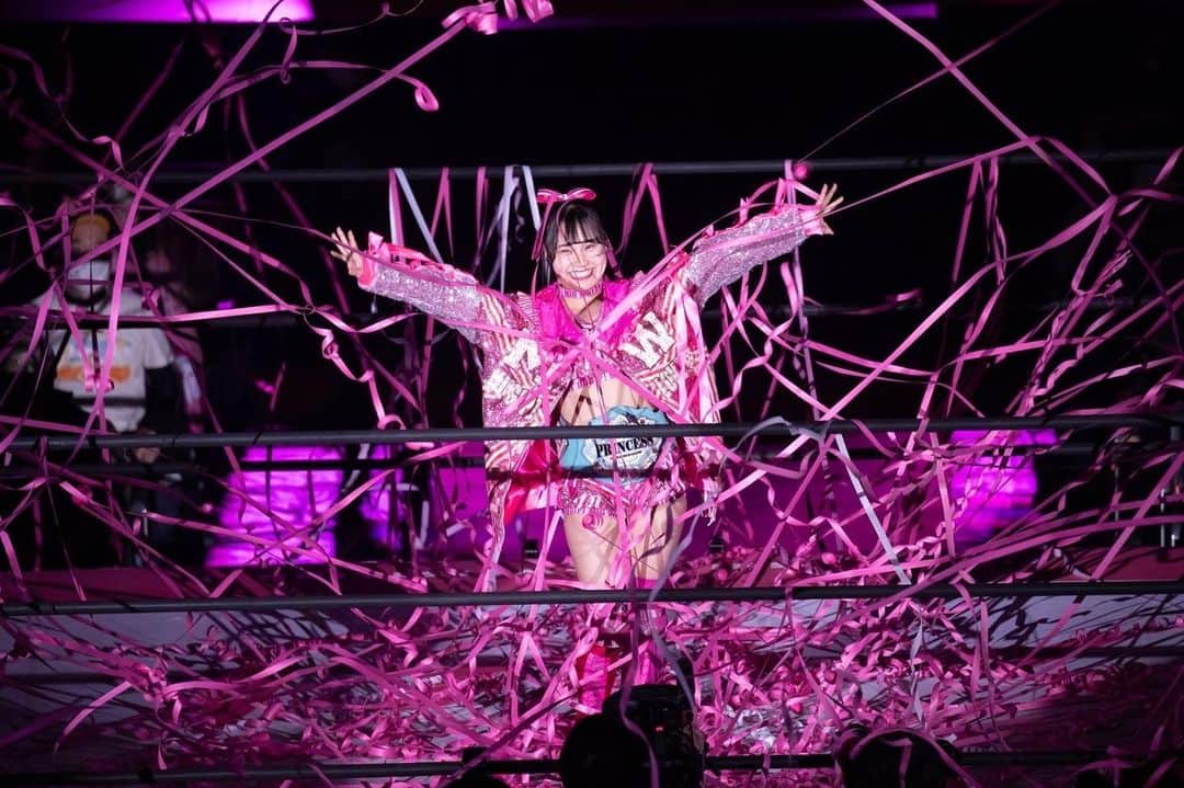 渡辺未詩（ミウ）のインスタグラム：「今後後楽園ホールでは紙テープありになるみたい！ 応援とか好きとか気持ちって目では見えないけど、紙テープは形で見えるからたくさんの愛をもらって試合に挑めるのって本当に幸せな事だなって思います！ 写真は有明コロシアムのときの！！ 本当にたくさんありがとうございます！！！！！ しあわせすぎる。感謝です！！！ . 紙テープコロナ前は寂しくなっちゃったりそわそわしてたけど、こうやってたくさんの愛に囲まれることって本当に幸せなことだなぁって思います！ とはいえ今後もそわそわしかしないし入場から悲しいってならないかなまじ怖！って思うけど！笑笑(正直すぎ)笑 . 一つひとつのテープに込められた時間と愛に感謝しながら、みうも日々がんばろうと思います！！！！ ついでに、、よかったらコロナ前に撮ったちょっぴり苦い思いしてた頃のみう(20)の動画見てやってください！笑笑 . そして本当にころなあけていってるんだなぁってきがしてうれしくってたまらない！もちろんちゃんと気をつけれることはしつつ楽しもうねあと声出そ！またオイオイハラスメントって言われるのかって思うとうける！笑笑笑」