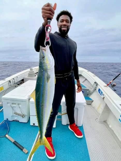 アイラ・ブラウンのインスタグラム：「Started the day with amazing friends, caught 3 Mahi Mahi and 1 rainbow runner, ended the day with family! Great trip! #Okinawa #Japan #fishing #deep-sea #basketballplayer #fisherman #Shimano #wayfarer #rayban #nike #saltiga」